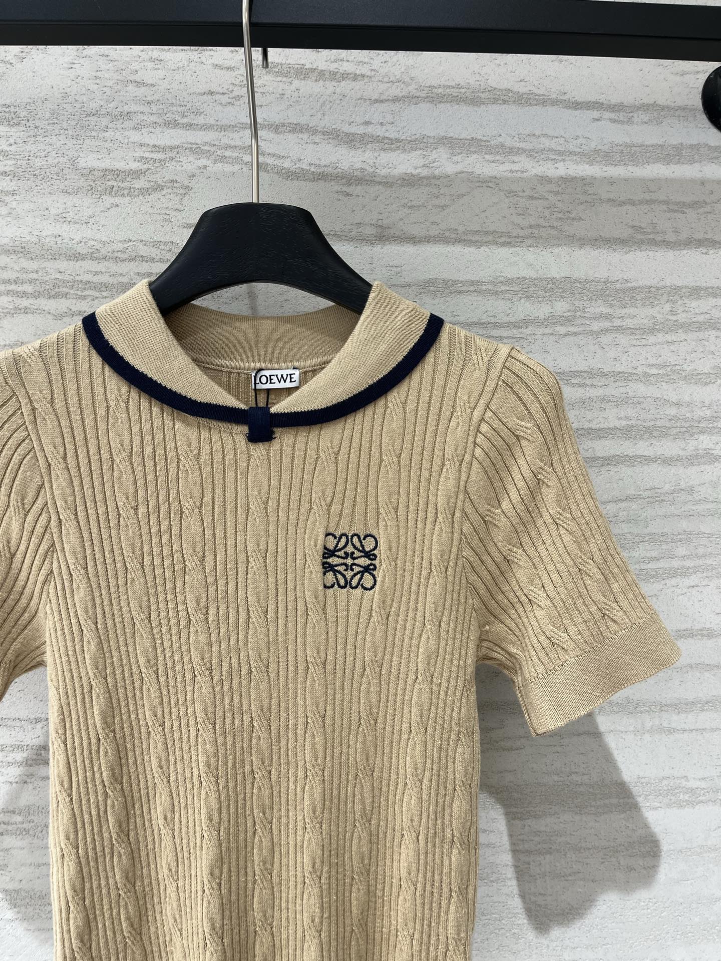Loewe 26夏季新款 翻领短袖款 logo图案修饰点缀 上身高级氛围感十足 三色SML