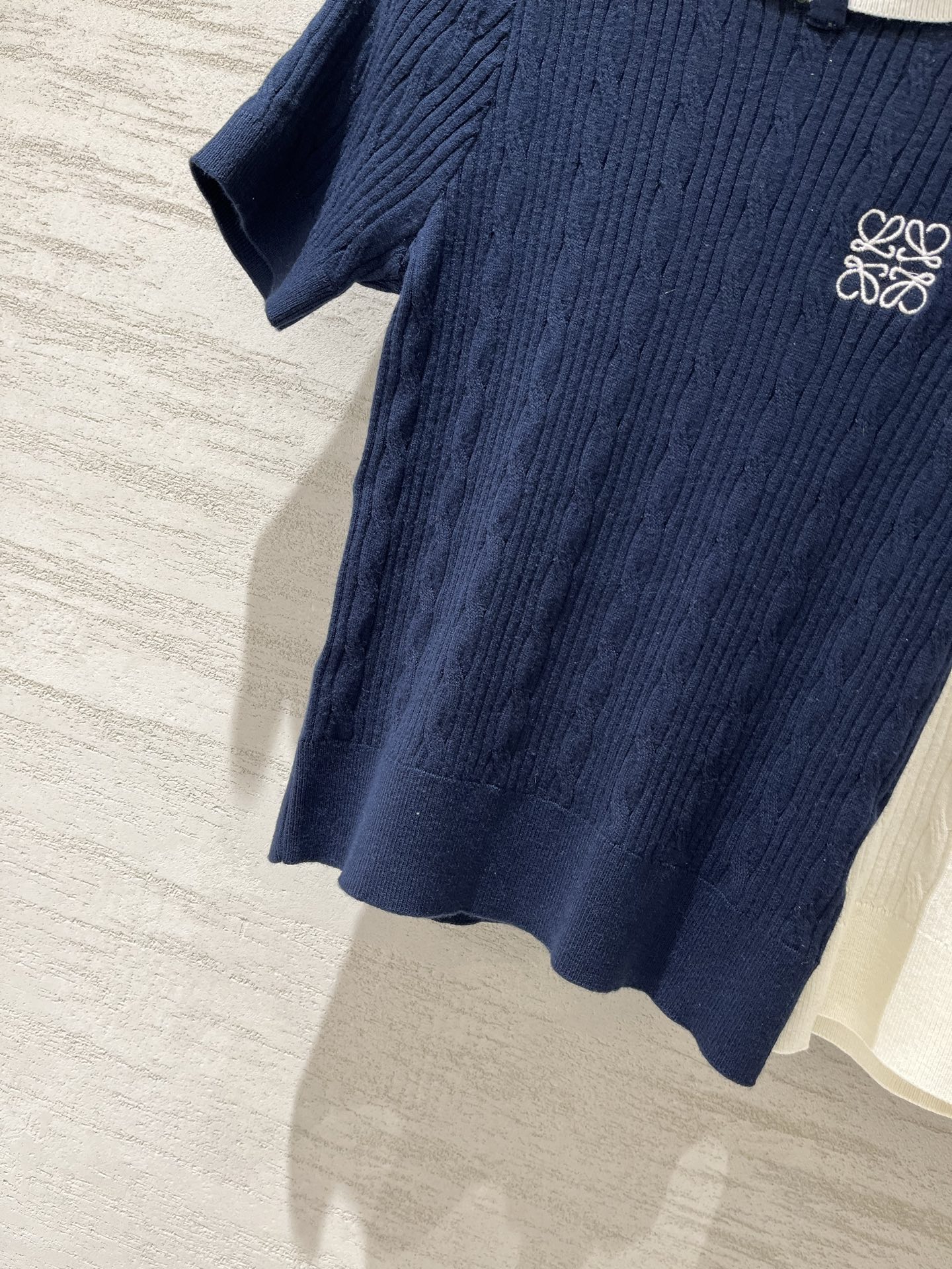 Loewe 26夏季新款 翻领短袖款 logo图案修饰点缀 上身高级氛围感十足 三色SML