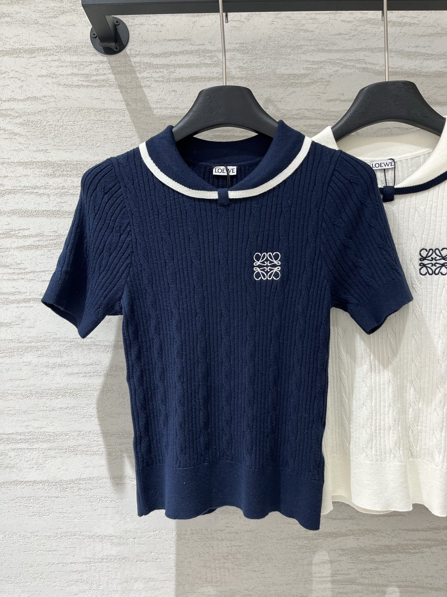 Loewe 26夏季新款 翻领短袖款 logo图案修饰点缀 上身高级氛围感十足 三色SML