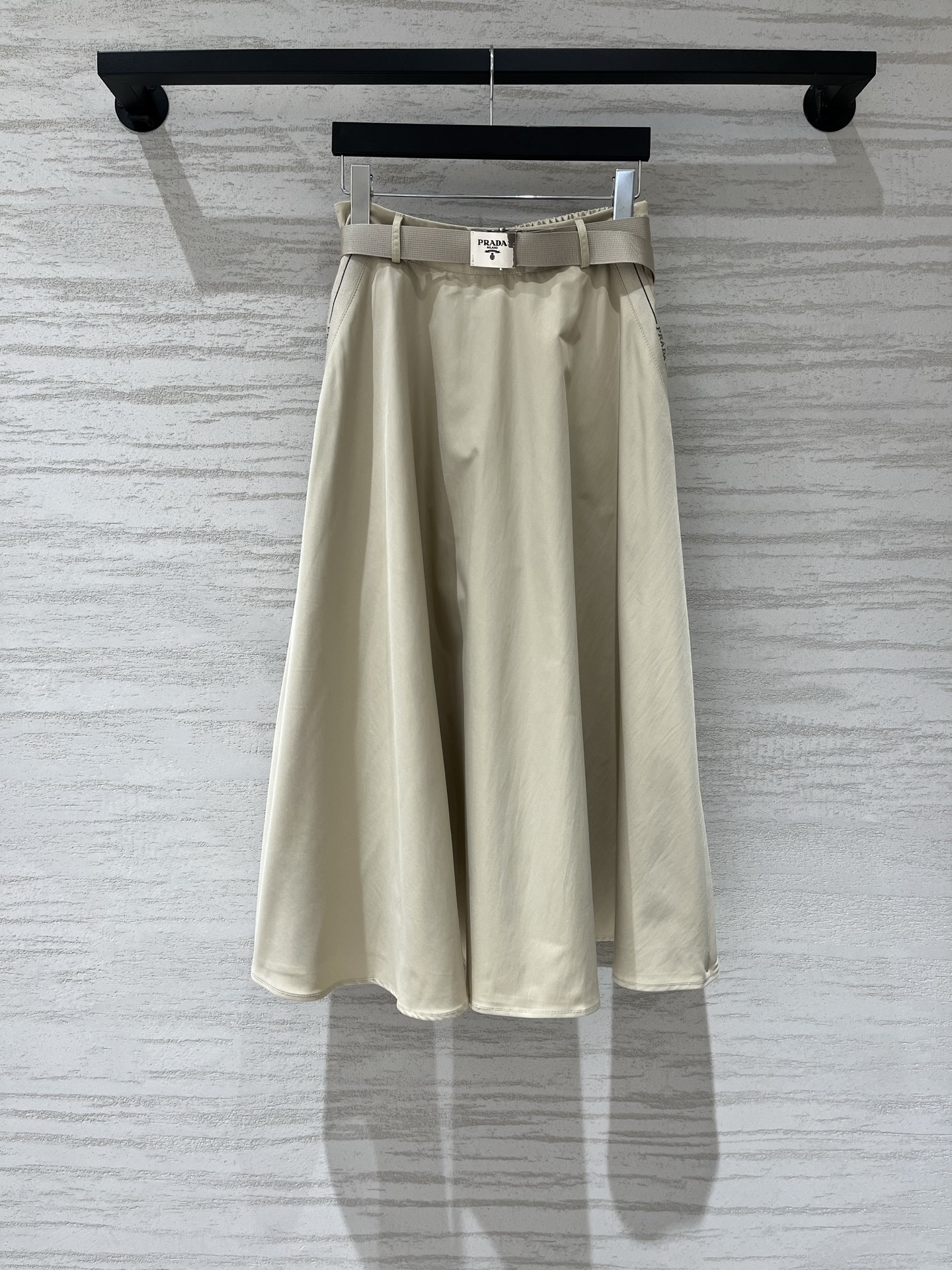 NO:926911,Prada 26 new style pocket webbing belt workwear A-line umbrella skirt. Customized nylon fabric is stiff but not soft. The big A skirt hides a lot of flesh. Matching webbing metal buckle belt. Small webbing embroidery details on the side. The waist has micro-elastic pleats. It is comfortable to put on and take off without constricting the waist. Black is cool and cool for commuting. Mi Xing is gentle and daily. It can be matched all year round ~ two-color SML, prada, skirts,19860909Prada 26新款 口袋织带腰带工装A字伞裙半裙 定制尼龙面料挺括不软塌,大A裙摆巨藏肉,配套织带金属扣腰带,侧边小织带刺绣细节拉满,腰头带有微弹力收褶,穿脱舒适不勒腰,黑色酷飒通勤,米杏温柔日常,一年四季都能搭配~两色SML,,prada,skirts,,Women's clothing