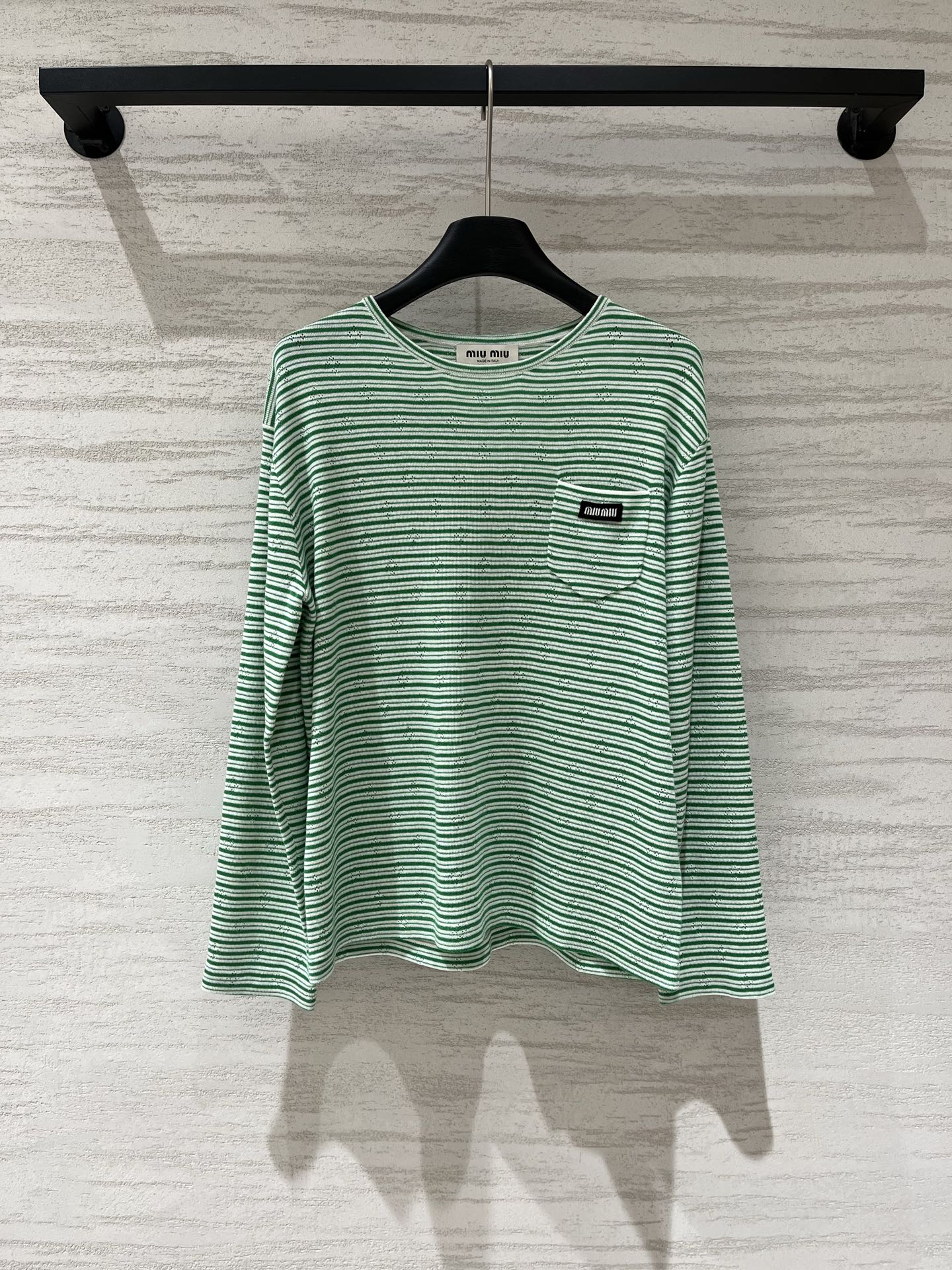 NO:928132,MIUMI* yb1:1 custom-made striped round neck knitted long sleeves, fine grooved texture with a slightly translucent texture, light and not stuffy, suitable for summer single wear and autumn and winter inner wear, elastic and soft, skin-friendly, close-fitting without a sense of restraint, not easy to deform and pilling after long-term wear, refreshing contrasting pinstripes, low saturation contrasting stripe design, loose shoulders and lazy version Two-color SML,,miumiu,19860909MIUMI* yb1:1定制 条纹圆领针织长袖,细坑条肌理自带微透质感,轻薄不闷汗,夏单穿、秋冬内搭都适配,弹力软糯亲肤,贴身穿无束缚感,久穿不易变形起球,清爽撞色细条纹,低饱和撞色条纹设计,宽松落肩慵懒版型 两色SML,,miumiu,,Women's clothing