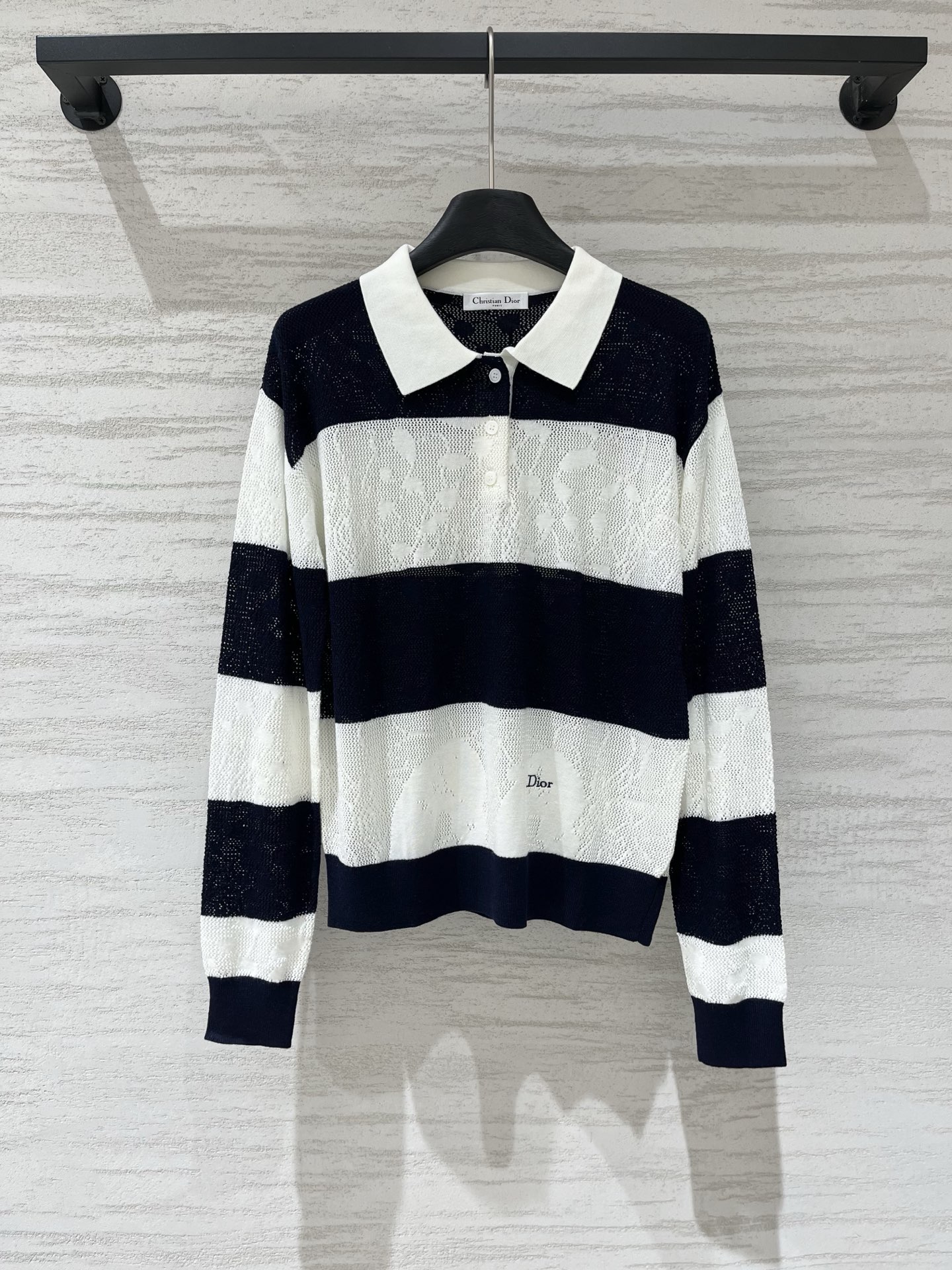 Dior 26早秋新款 条纹镂空针织Polo衫，yb定制镂空蕾丝花型面料，左下摆Logo字母，宽松版型不
