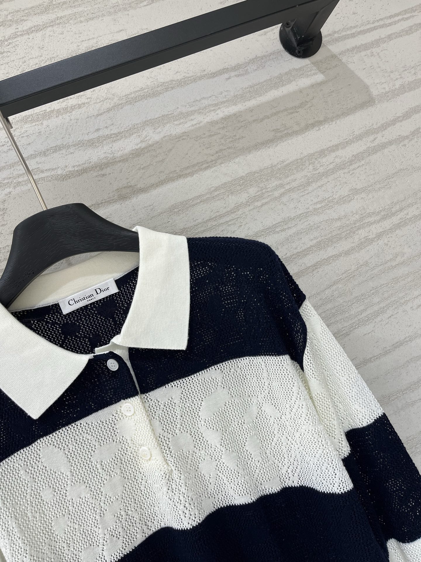 Dior 26早秋新款 条纹镂空针织Polo衫，yb定制镂空蕾丝花型面料，左下摆Logo字母，宽松版型不