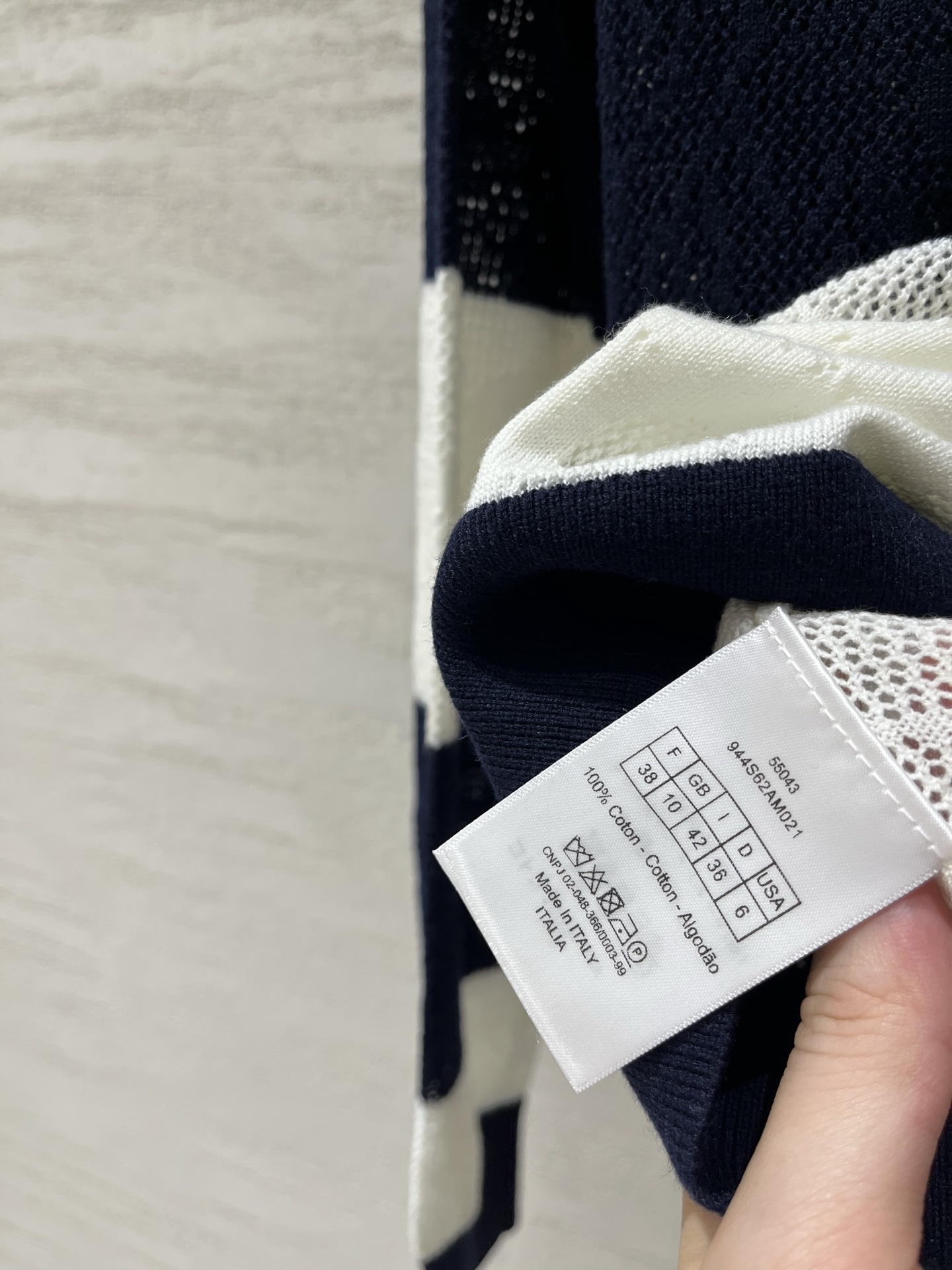 Dior 26早秋新款 条纹镂空针织Polo衫，yb定制镂空蕾丝花型面料，左下摆Logo字母，宽松版型不