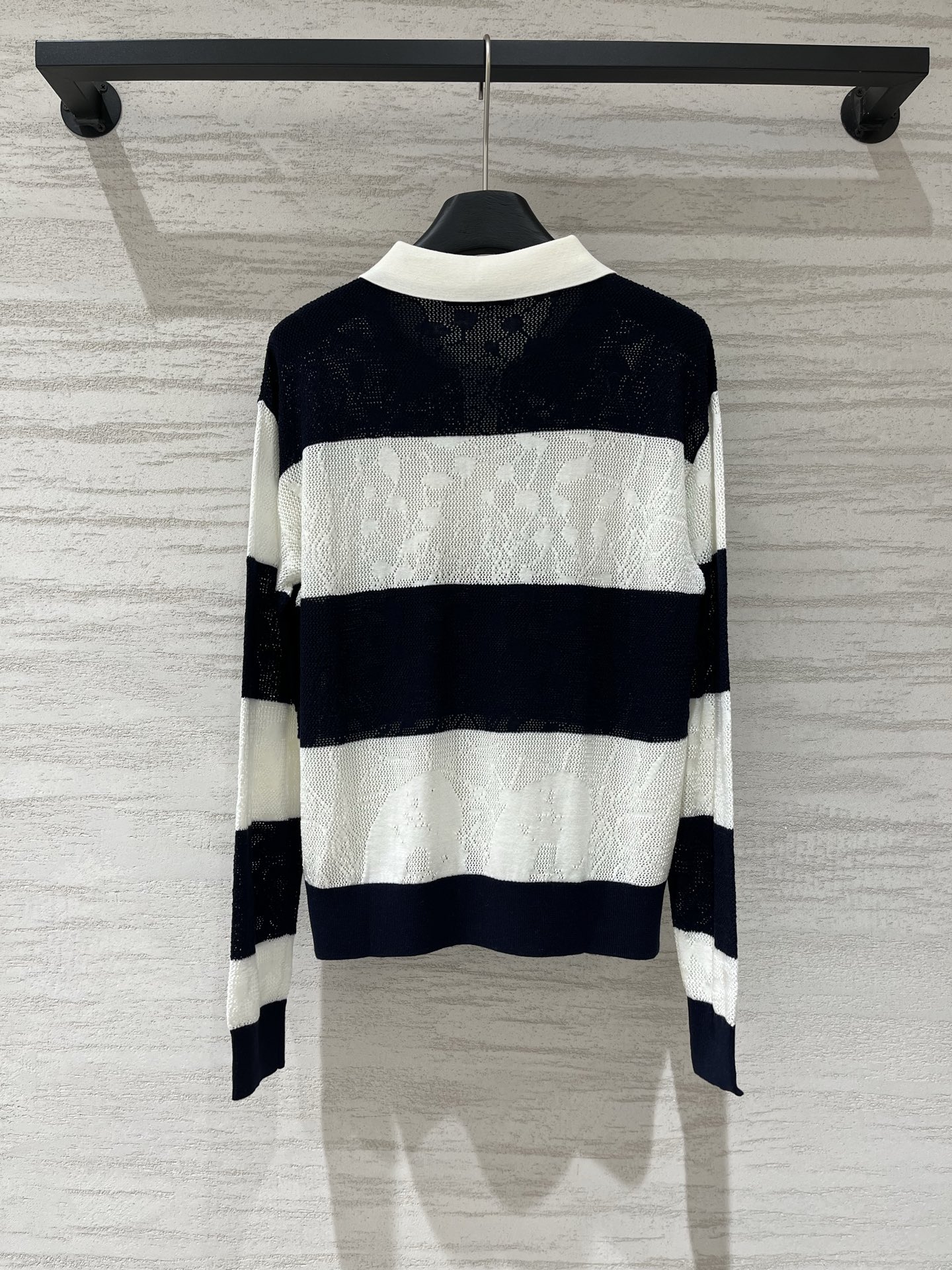 Dior 26早秋新款 条纹镂空针织Polo衫，yb定制镂空蕾丝花型面料，左下摆Logo字母，宽松版型不