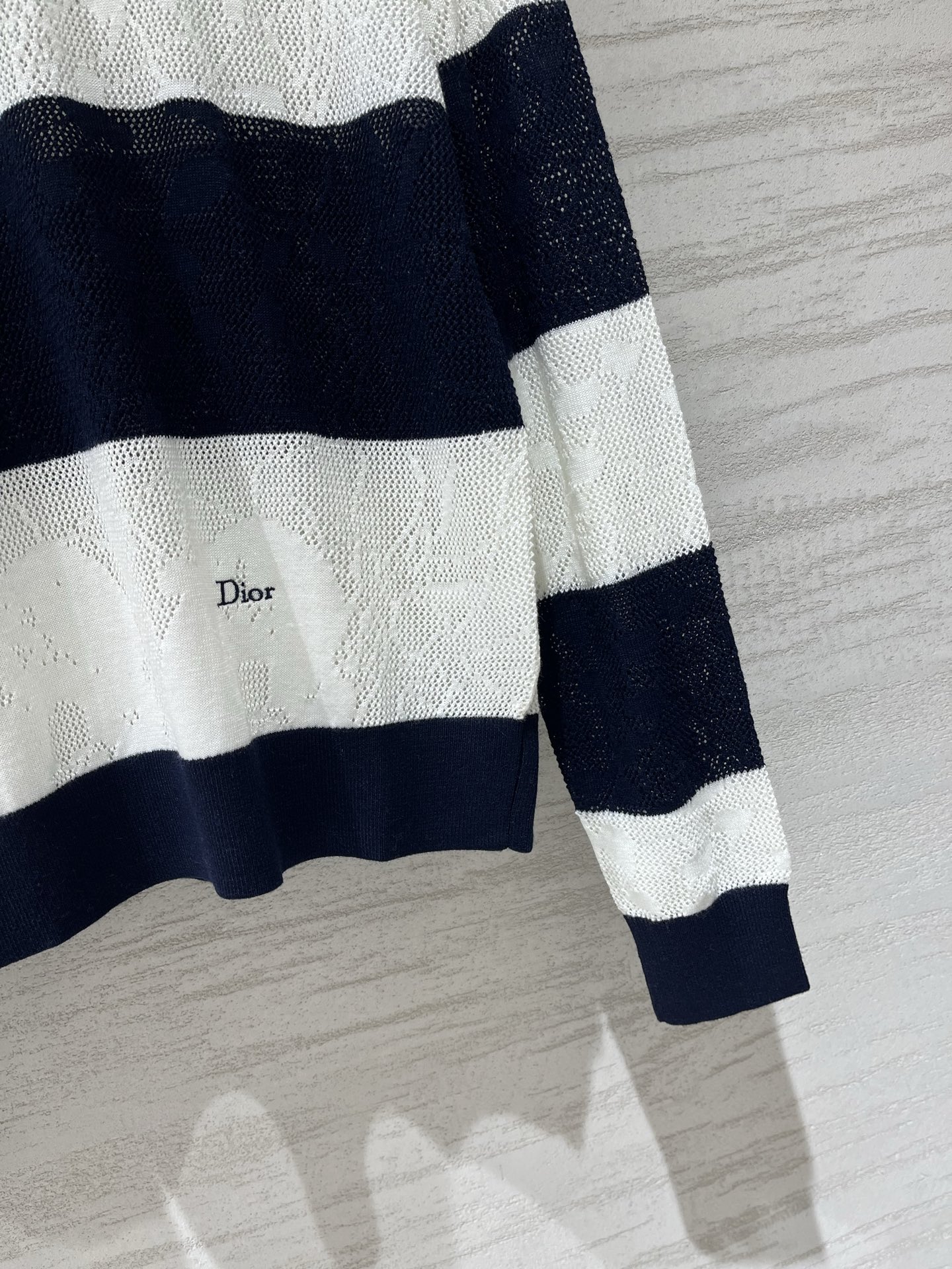 Dior 26早秋新款 条纹镂空针织Polo衫，yb定制镂空蕾丝花型面料，左下摆Logo字母，宽松版型不