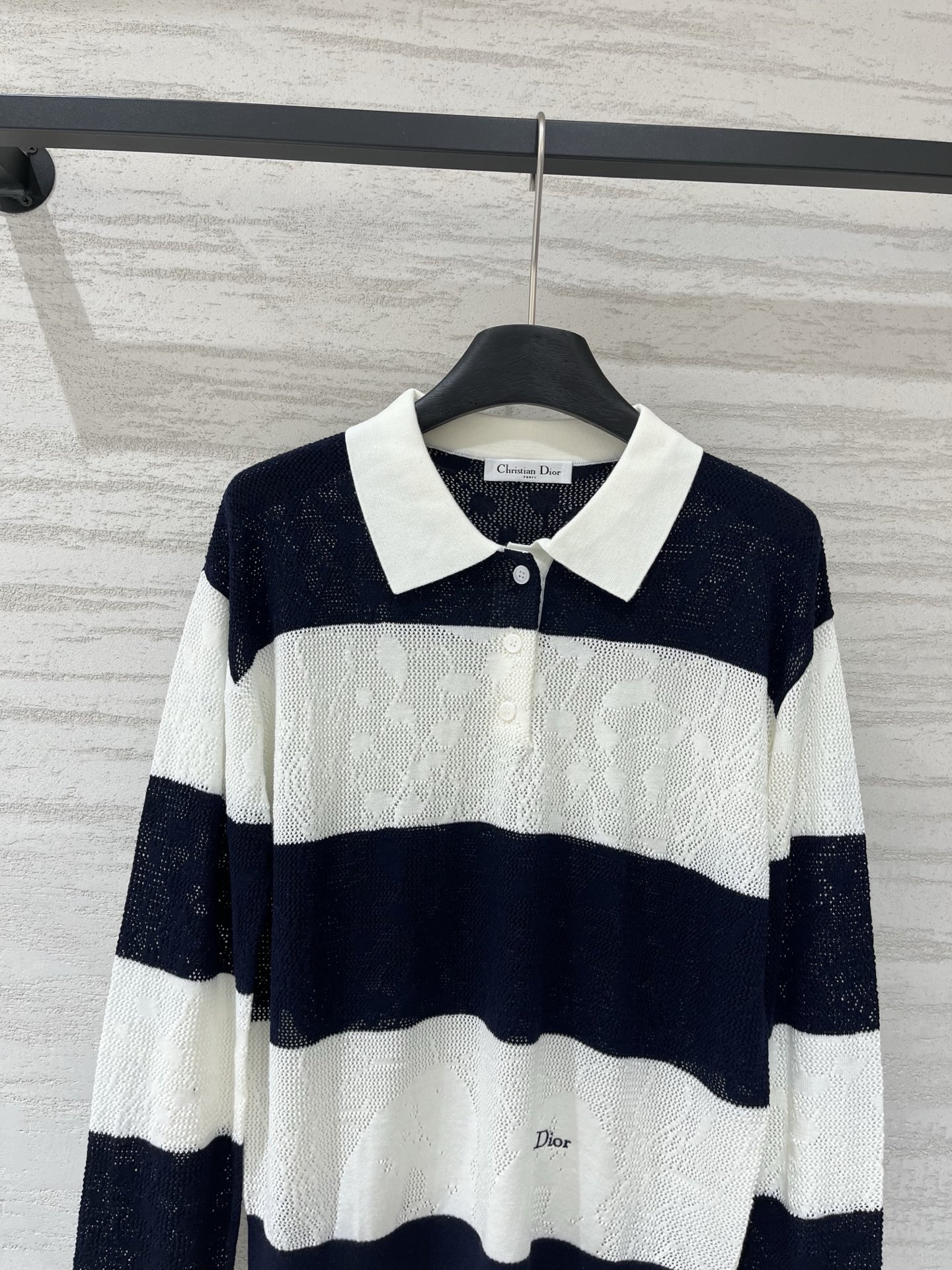 Dior 26早秋新款 条纹镂空针织Polo衫，yb定制镂空蕾丝花型面料，左下摆Logo字母，宽松版型不