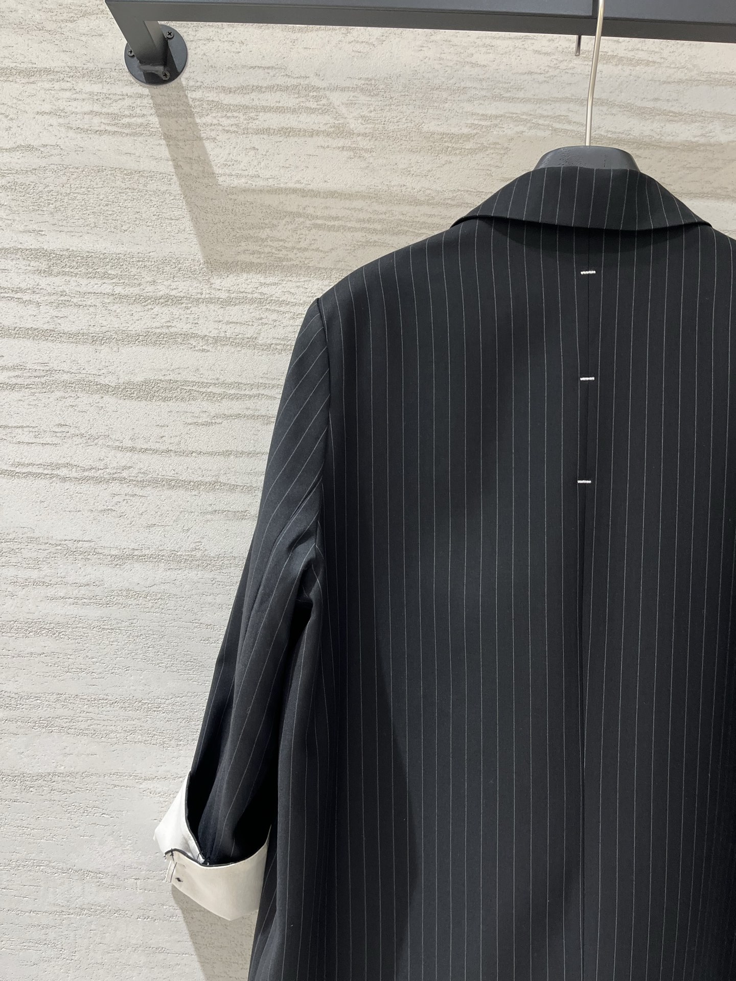 「MM6 细条纹薄款翻袖宽松西服外套」oversized廓形，可翻折拼色袖口，设计感通勤、复古休闲，一衣