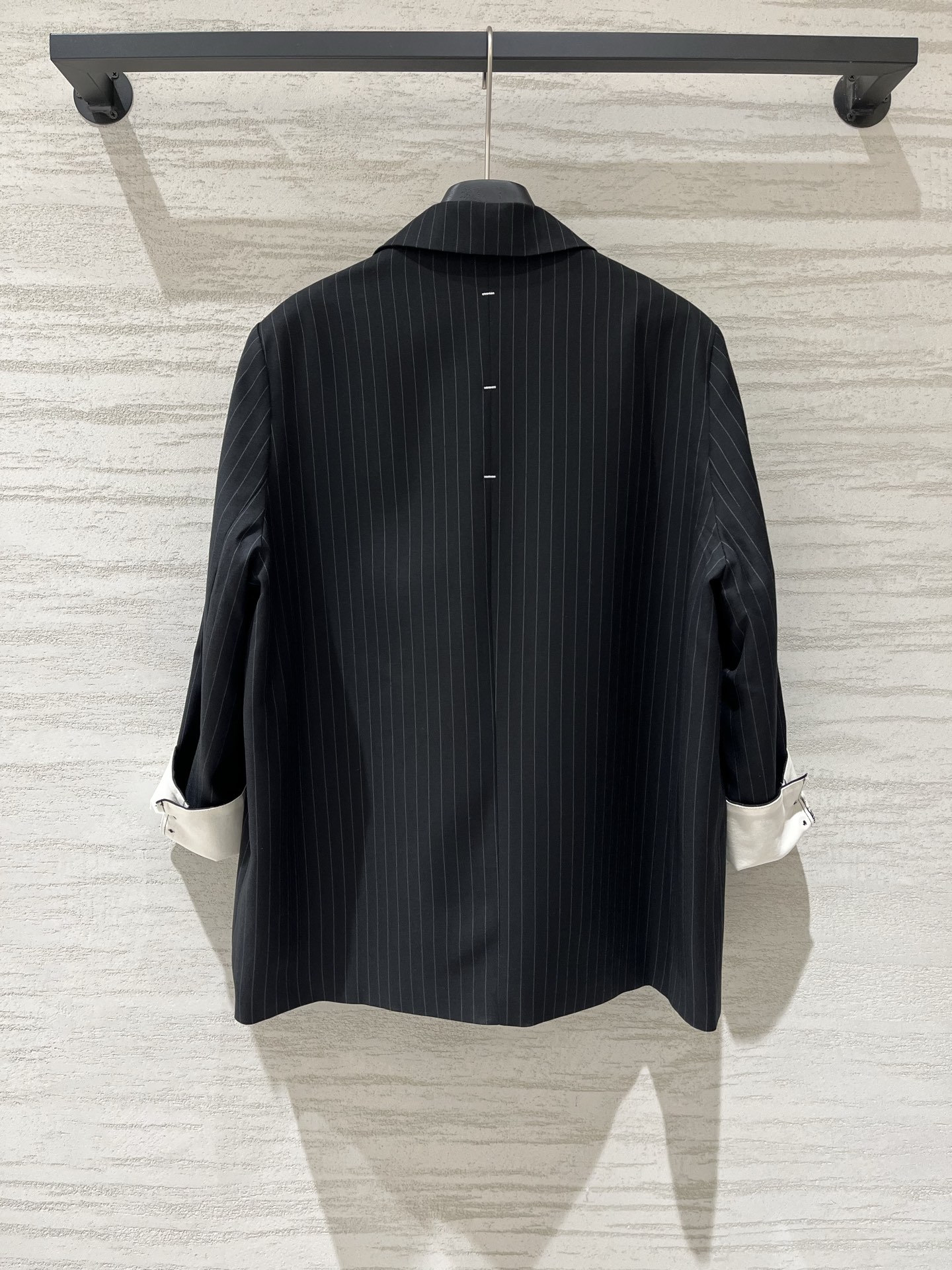 「MM6 细条纹薄款翻袖宽松西服外套」oversized廓形，可翻折拼色袖口，设计感通勤、复古休闲，一衣