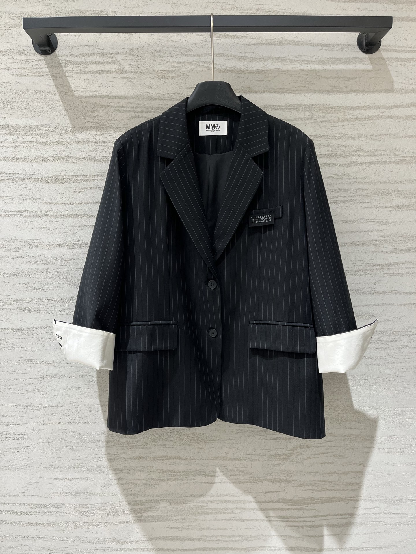 「MM6 细条纹薄款翻袖宽松西服外套」oversized廓形，可翻折拼色袖口，设计感通勤、复古休闲，一衣
