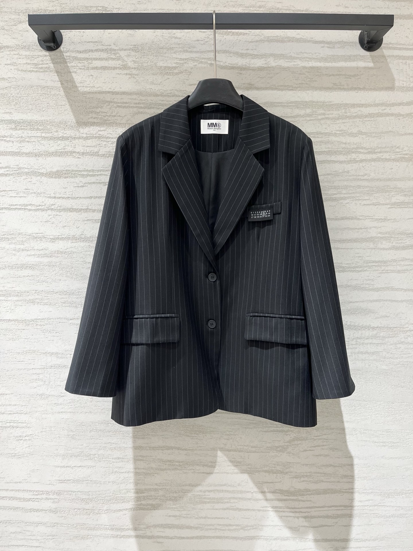 NO:928195,'MM6 pinstripe thin turned-sleeve loose suit jacket' oversized silhouette, foldable color-blocked cuffs, design for commuting, retro and casual, two-wear, practical, size SML, masion margiela, versace, jackets & coats,19860909「MM6 细条纹薄款翻袖宽松西服外套」 oversized廓形,可翻折拼色袖口,设计感通勤、复古休闲,一衣两穿,实用性拉满 码数SML,,masion margiela,versace,jackets & coats,,Women's clothing