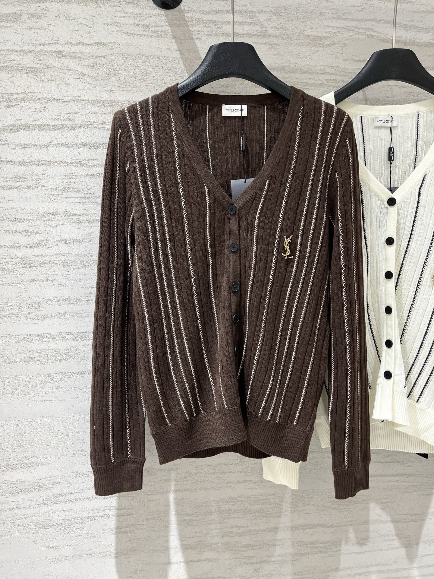NO:928153,YSL 26 new summer model, vertical pattern v-neck long-sleeved cardigan style, logo pattern decoration and upper body full of high-end atmosphere. Three colors SML, saint laurent,19860909YSL 26夏季新款 竖纹v领长袖开衫款 logo图案修饰点缀 上身高级氛围感十足 三色SML,,saint laurent,,Women's clothing