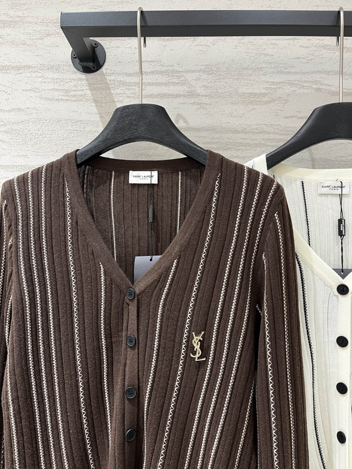 YSL 26夏季新款 竖纹v领长袖开衫款 logo图案修饰点缀 上身高级氛围感十足 三色SML