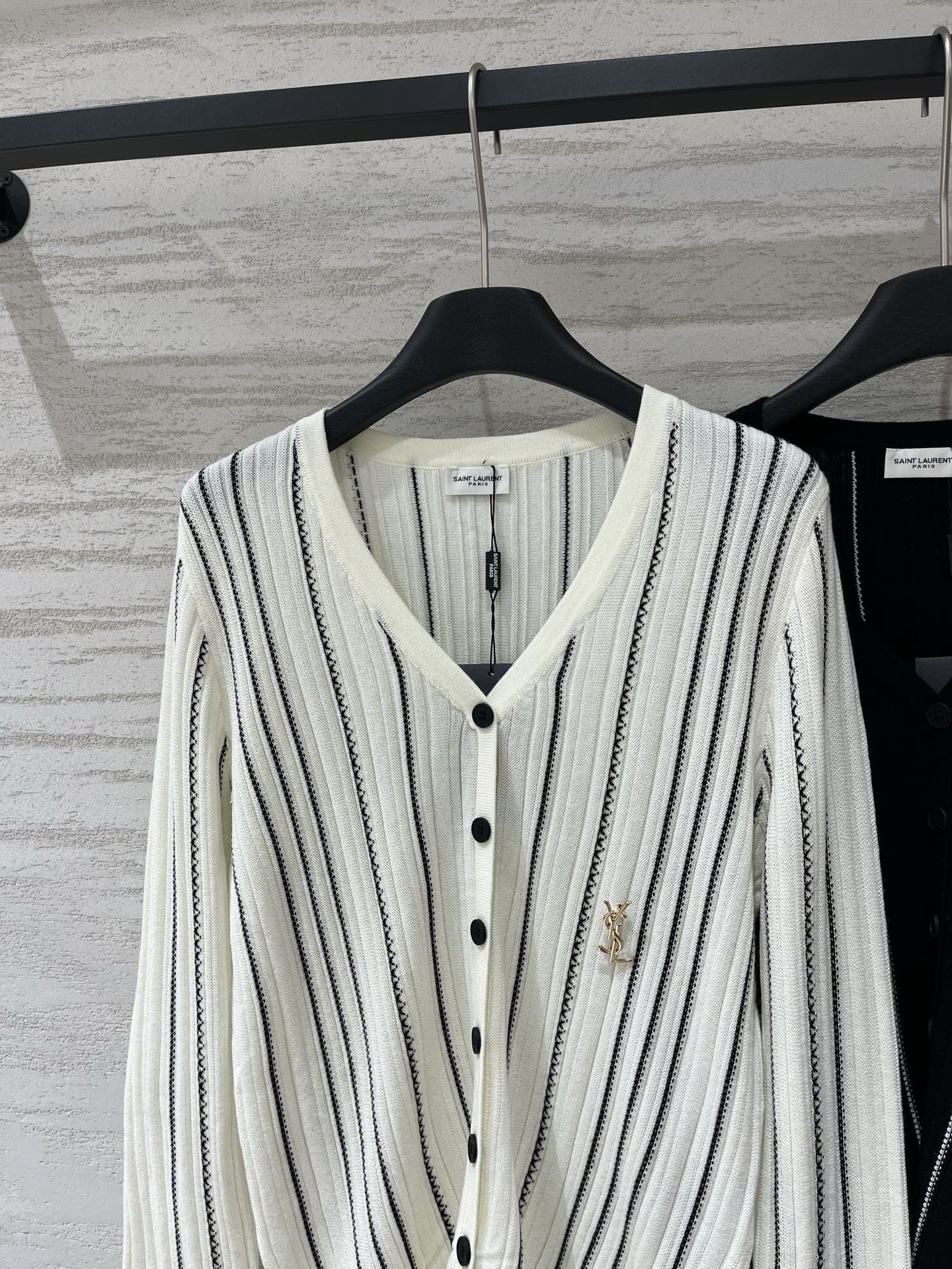 YSL 26夏季新款 竖纹v领长袖开衫款 logo图案修饰点缀 上身高级氛围感十足 三色SML