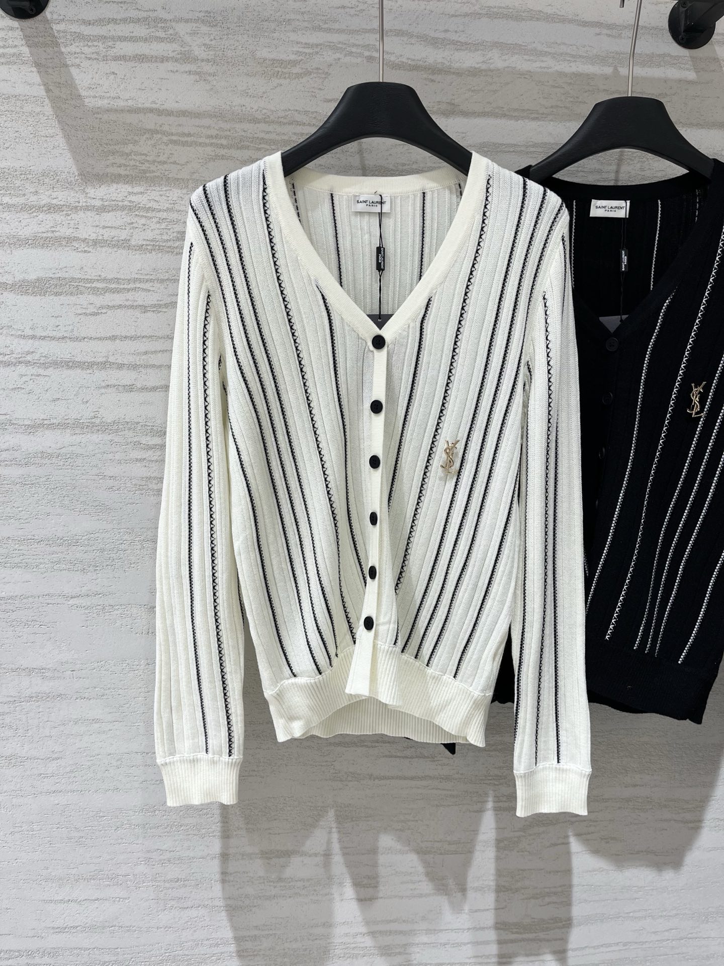 YSL 26夏季新款 竖纹v领长袖开衫款 logo图案修饰点缀 上身高级氛围感十足 三色SML