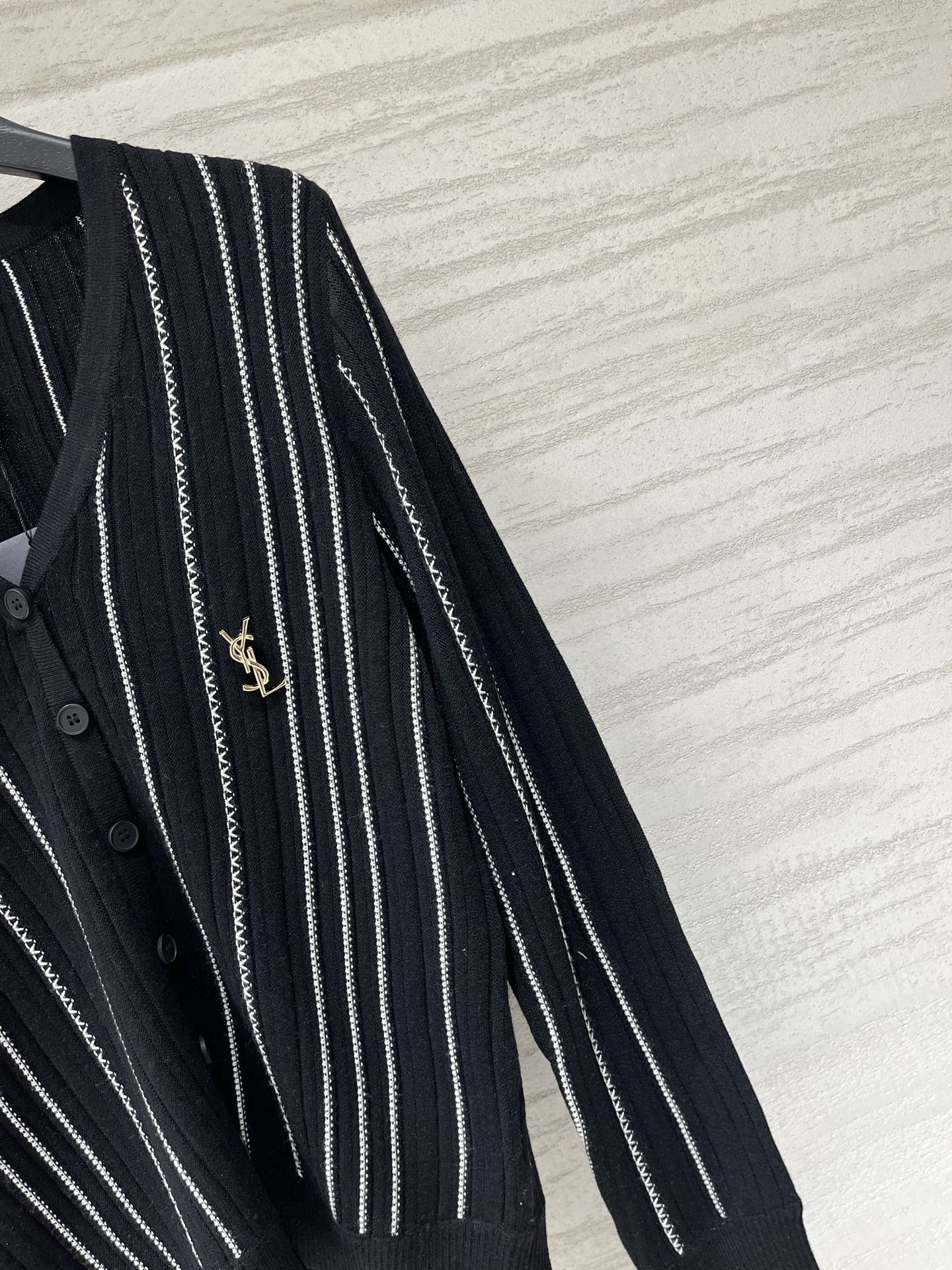 YSL 26夏季新款 竖纹v领长袖开衫款 logo图案修饰点缀 上身高级氛围感十足 三色SML