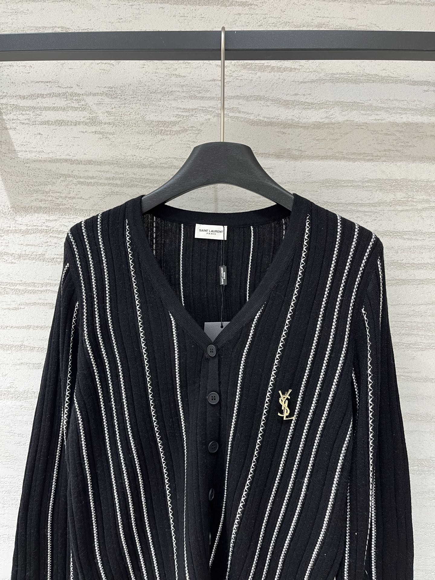 YSL 26夏季新款 竖纹v领长袖开衫款 logo图案修饰点缀 上身高级氛围感十足 三色SML