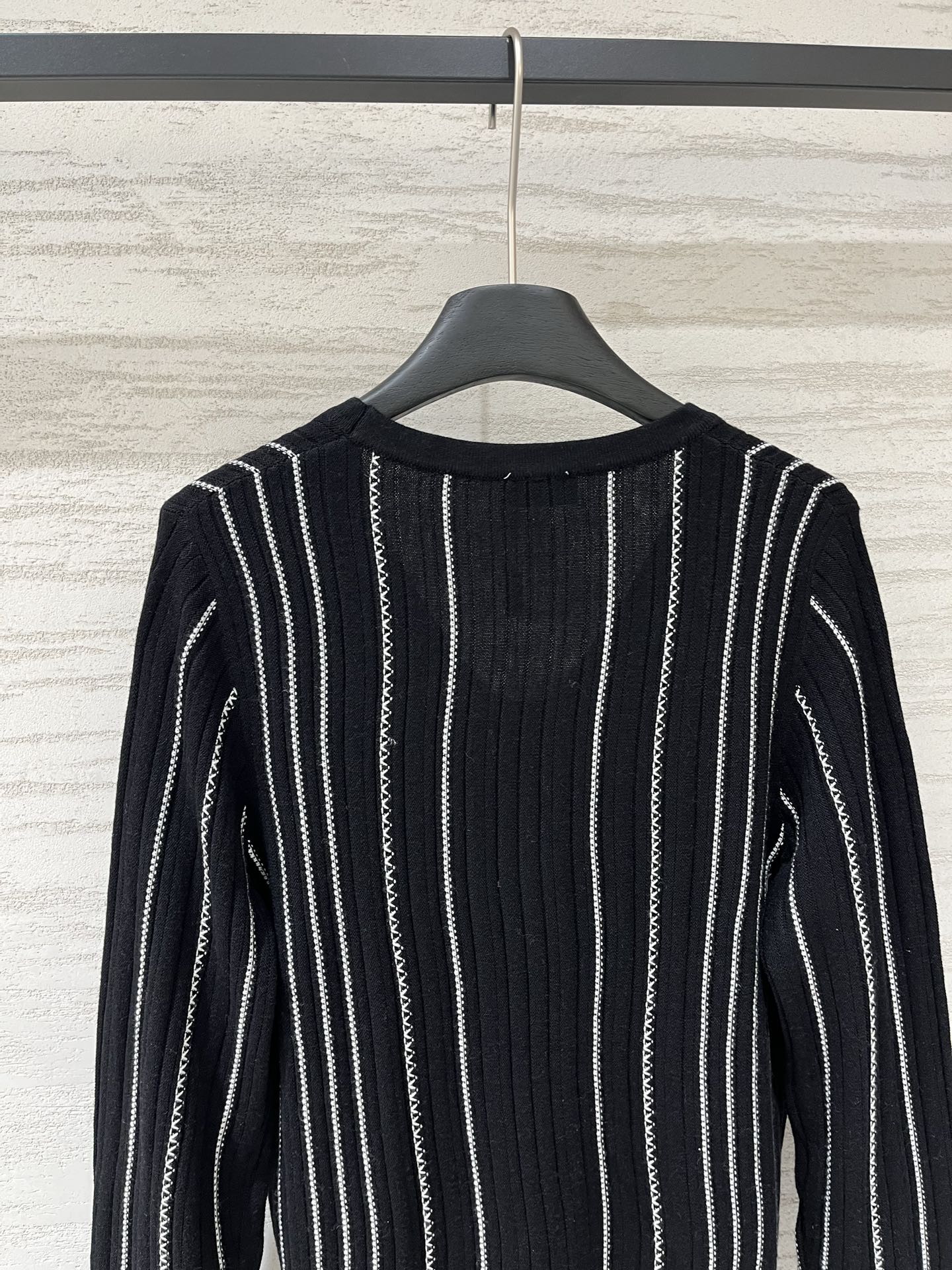 YSL 26夏季新款 竖纹v领长袖开衫款 logo图案修饰点缀 上身高级氛围感十足 三色SML