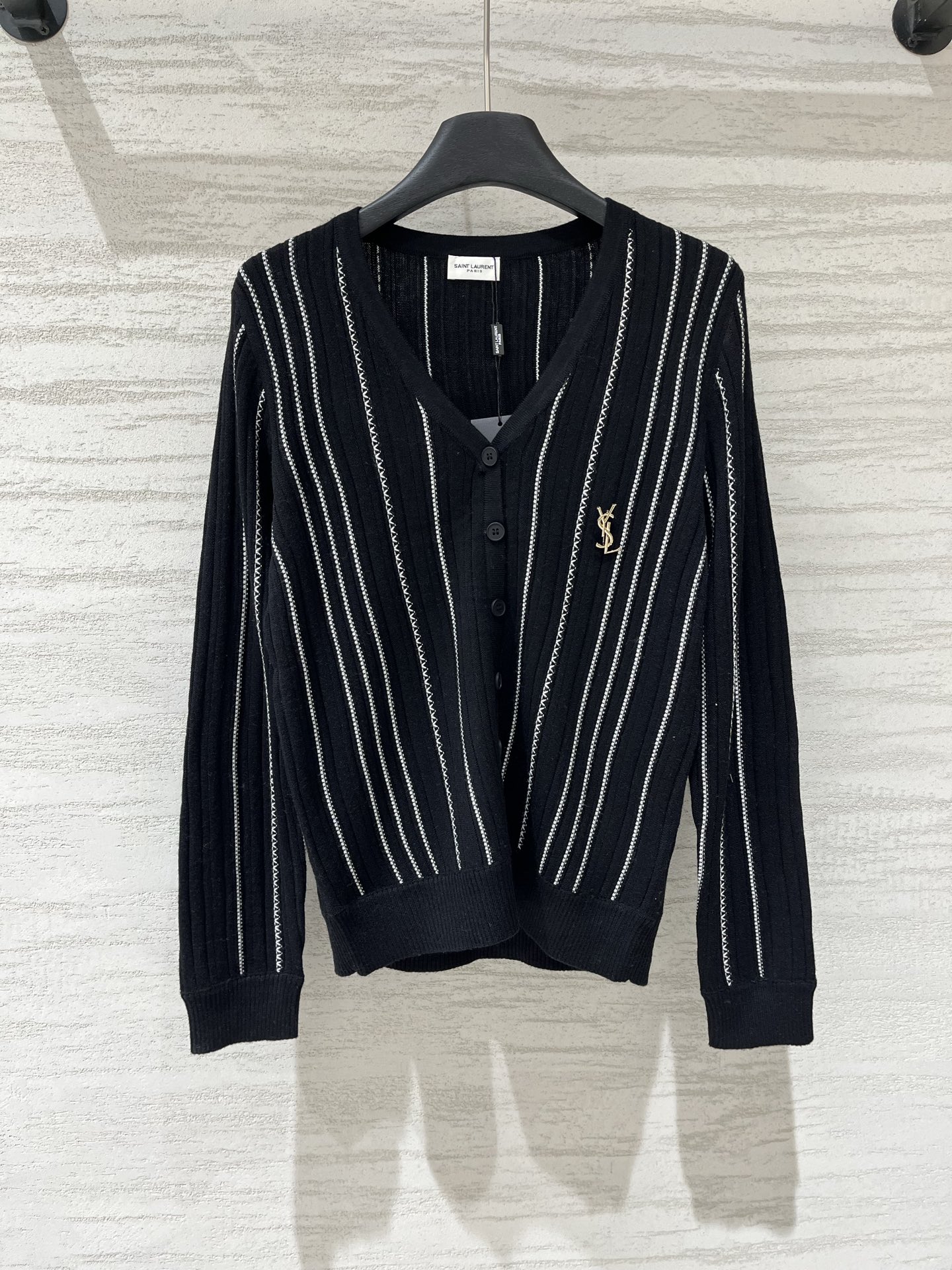 YSL 26夏季新款 竖纹v领长袖开衫款 logo图案修饰点缀 上身高级氛围感十足 三色SML