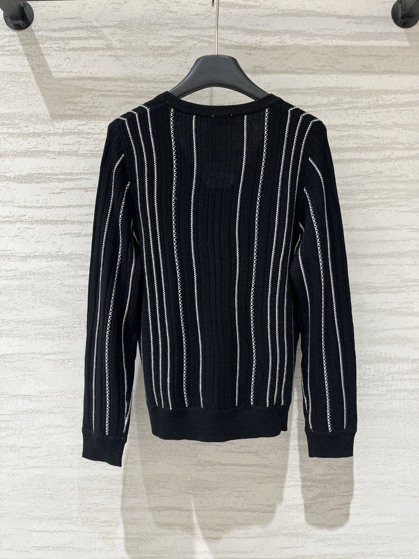 YSL 26夏季新款 竖纹v领长袖开衫款 logo图案修饰点缀 上身高级氛围感十足 三色SML