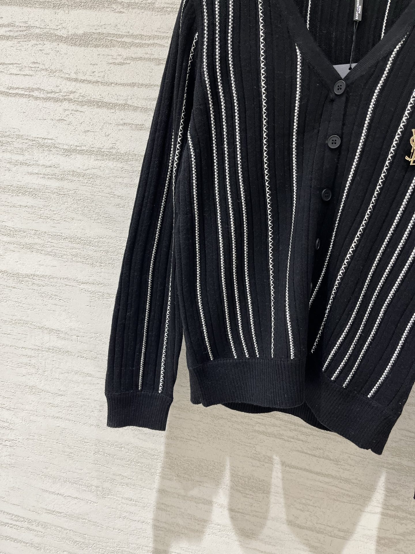 YSL 26夏季新款 竖纹v领长袖开衫款 logo图案修饰点缀 上身高级氛围感十足 三色SML