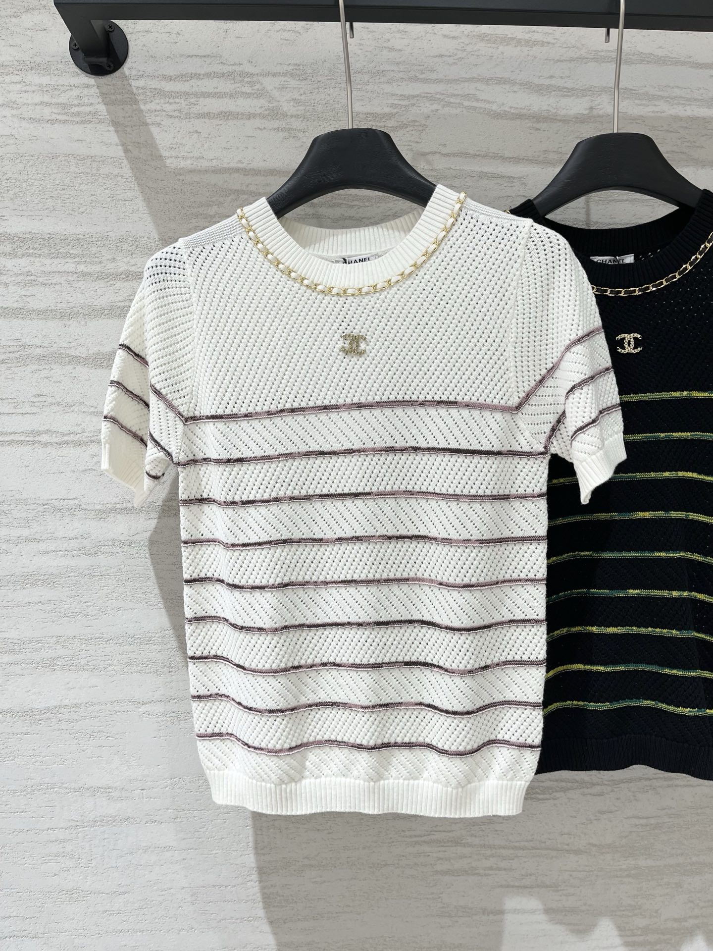 NO:928143,CHANEL 26 new summer style, chain hollow short-sleeved style, logo pattern decoration, upper body full of high-end atmosphere, two-color SML l,,chanel,T-shirt,19860909CHANEL 26夏季新款 链条镂空短袖款 logo图案修饰点缀 上身高级氛围感十足 两色SML l,,chanel,T-shirt,,Women's clothing
