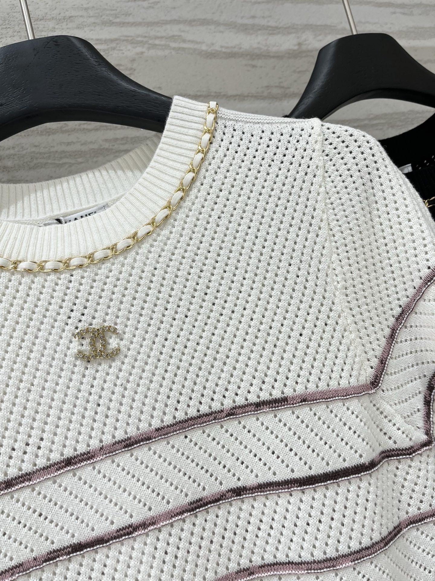 CHANEL 26夏季新款 链条镂空短袖款 logo图案修饰点缀 上身高级氛围感十足 两色SML