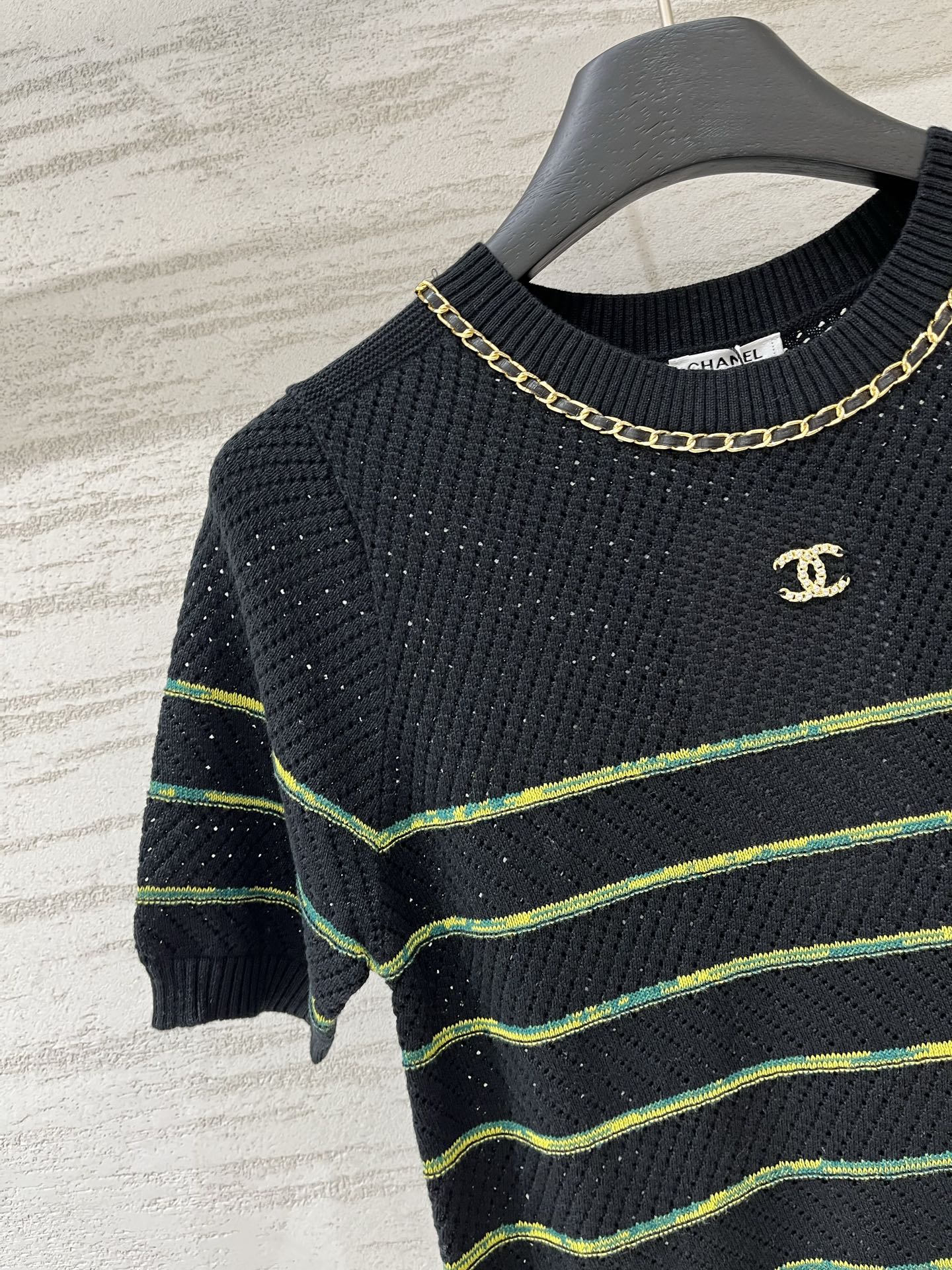 CHANEL 26夏季新款 链条镂空短袖款 logo图案修饰点缀 上身高级氛围感十足 两色SML