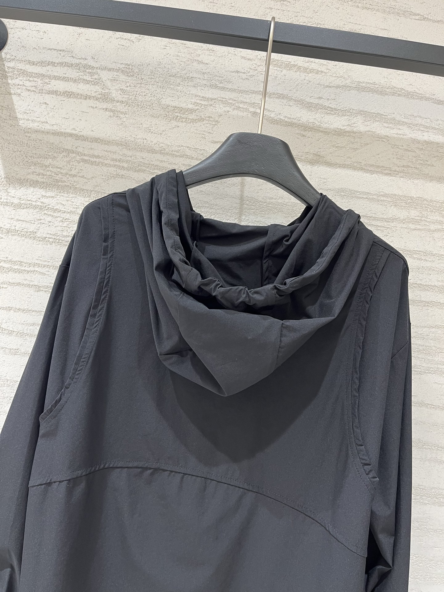 CHANEL 中古款 撞色连帽衬衣，不规则下摆设计脱颖而出，抽绳可自由调节松紧，不对称剪裁的下摆打破常规