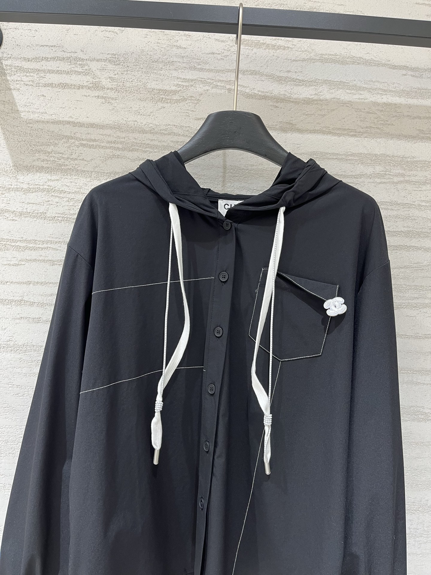 CHANEL 中古款 撞色连帽衬衣，不规则下摆设计脱颖而出，抽绳可自由调节松紧，不对称剪裁的下摆打破常规