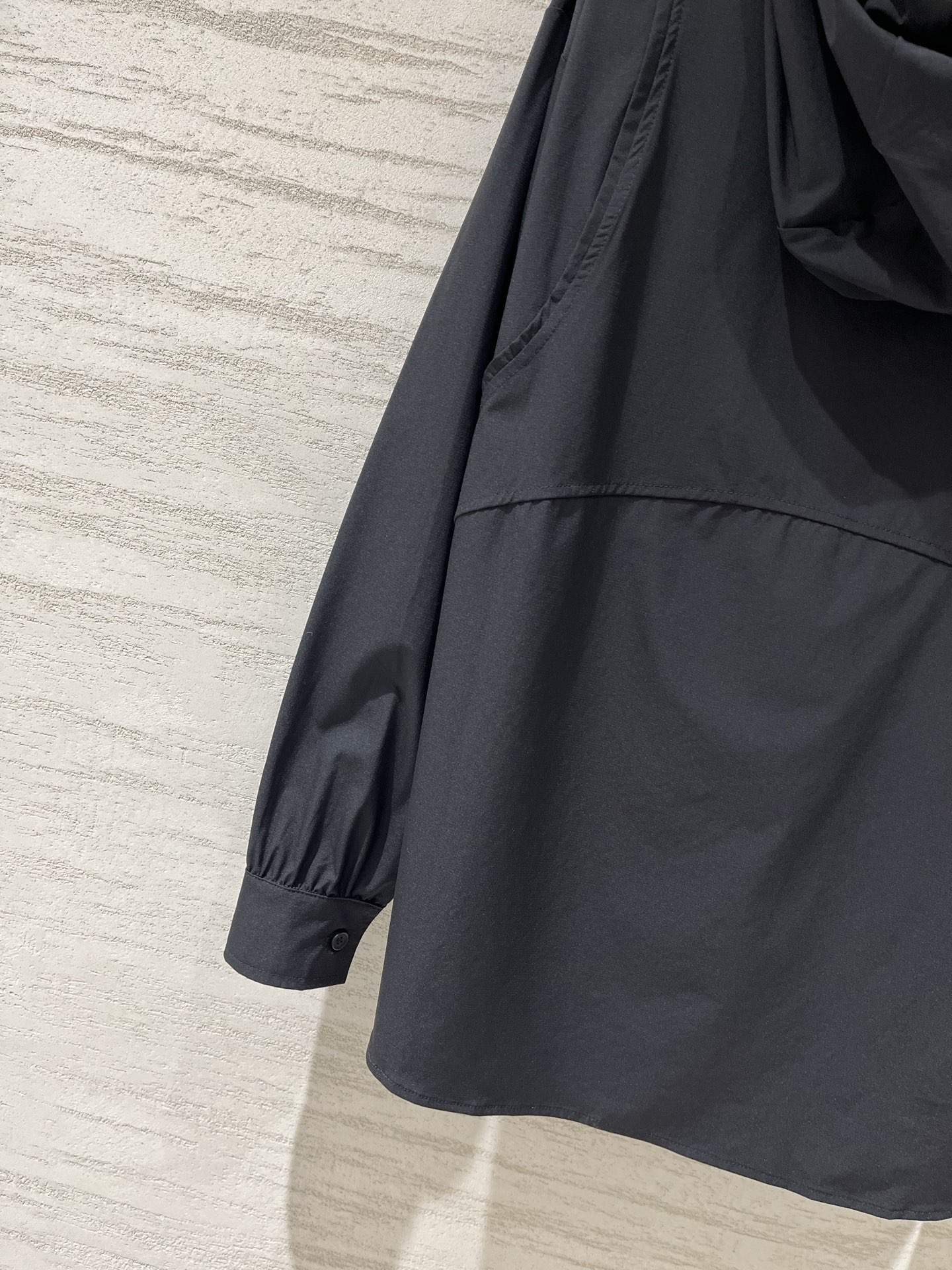 CHANEL 中古款 撞色连帽衬衣，不规则下摆设计脱颖而出，抽绳可自由调节松紧，不对称剪裁的下摆打破常规