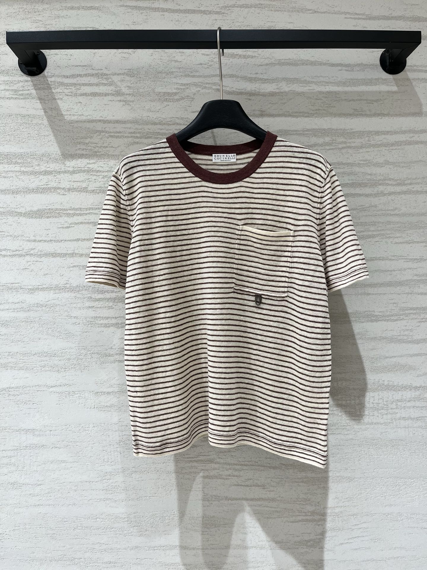 NO:928190,BC 26 new summer model, ultra-fine linen needle striped fake pockets, chain accessories, short sleeves, yb1:1 customized linen fabric, breathable and comfortable, with refreshing texture, soft and waxy without scratching the skin, slim and not unflattering, short-sleeved and slightly loose cut, covering the flesh and slimming, modifying the body shape, suitable for daily commuting and casual outings, size SML,, T-shirt,19860909BC 26夏季新款 超细亚麻针条纹假口袋车链饰品条短袖,yb1:1定制亚麻面料,透气舒适,自带清爽肌理感,软糯不扎肤,版型显瘦不挑人,短袖微宽松剪裁,遮肉显瘦、修饰身形,日常通勤、休闲出街都合适 码数SML,,T-shirt,,Women's clothing