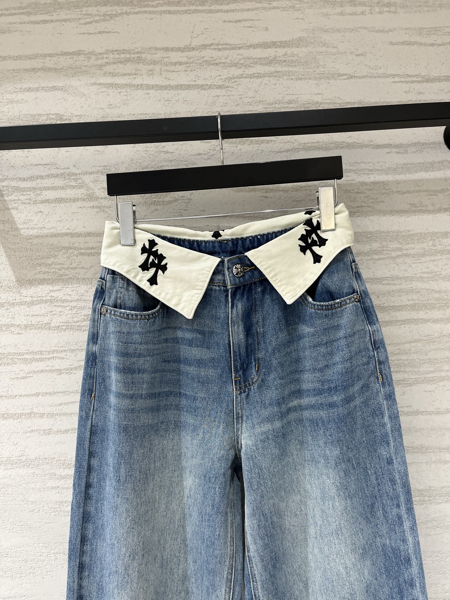 CH克罗心 26早秋新款 翻边刺绣阔腿牛仔裤，这条设计感真的绝了！！翻边腰头+刺绣图案，太有辨识度了，高