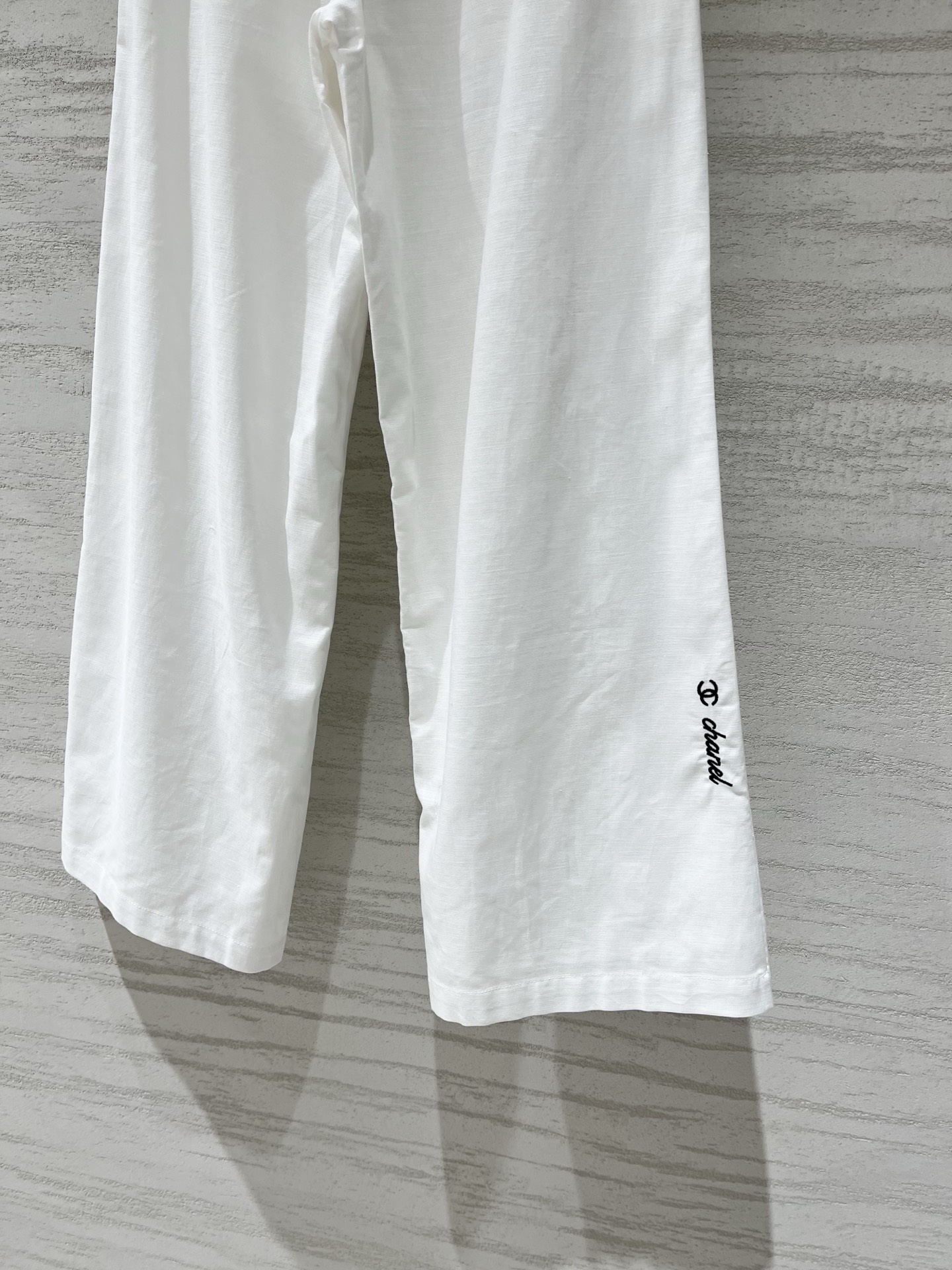CHANEL 中古款 收腰刺绣双C Logo休闲长裤，把利落感焊在身上，拼接腰阔腿版型设计，真的巨显瘦，