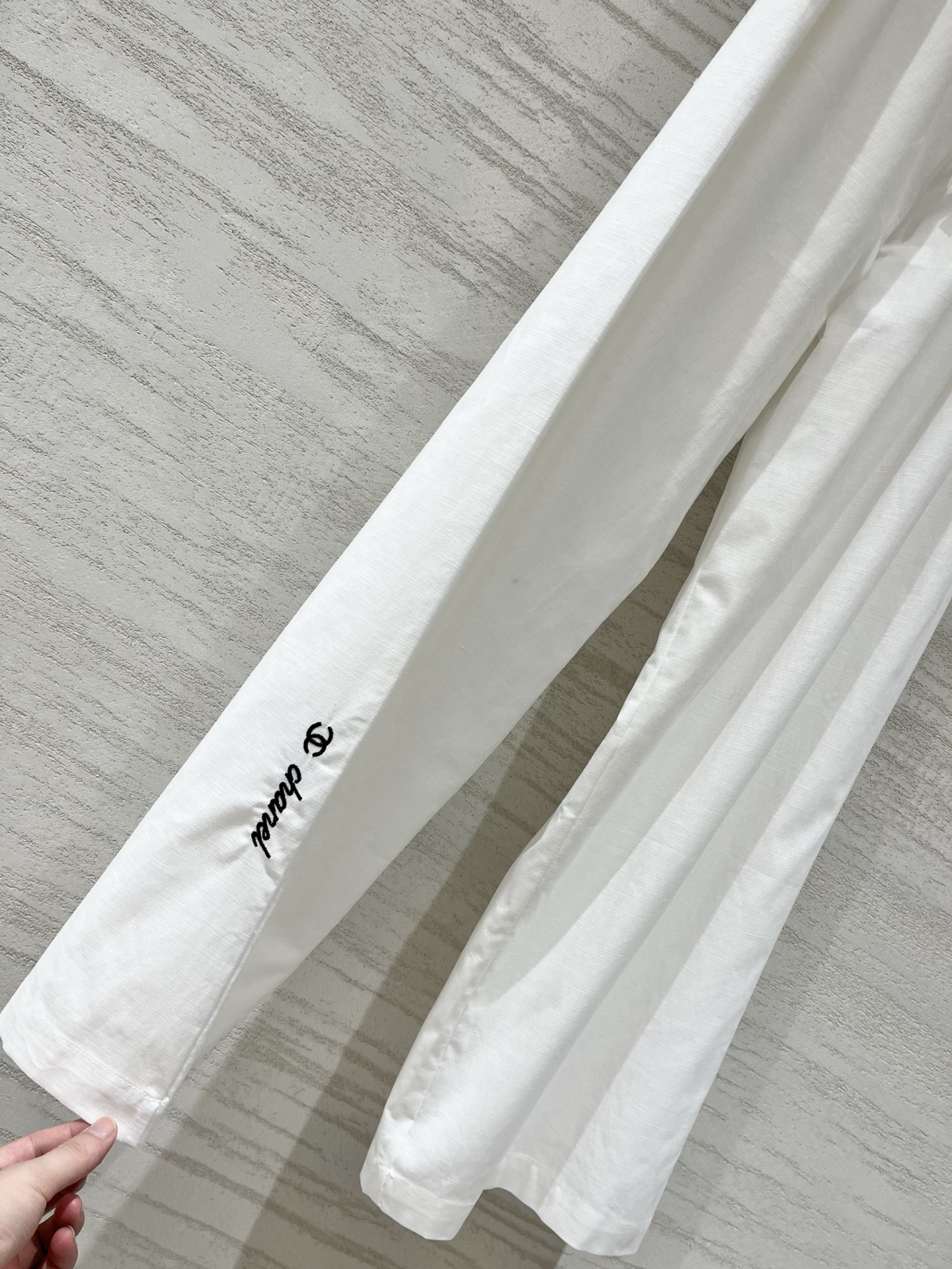 CHANEL 中古款 收腰刺绣双C Logo休闲长裤，把利落感焊在身上，拼接腰阔腿版型设计，真的巨显瘦，