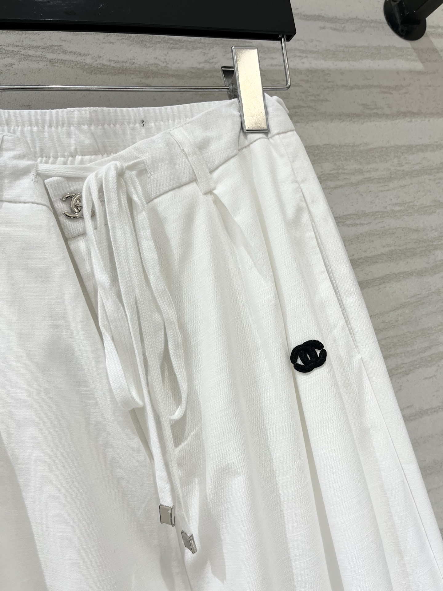 CHANEL 中古款 收腰刺绣双C Logo休闲长裤，把利落感焊在身上，拼接腰阔腿版型设计，真的巨显瘦，