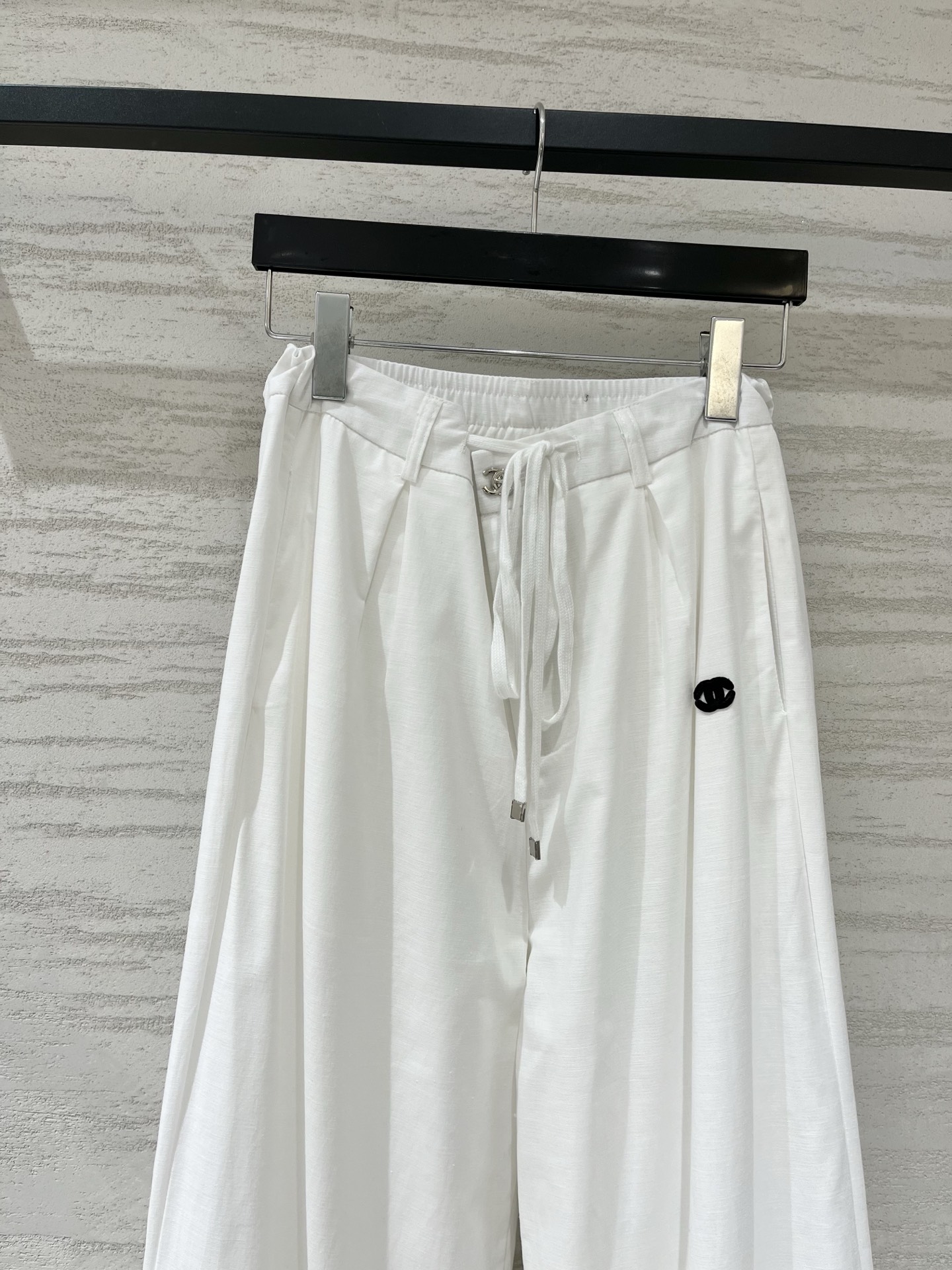 CHANEL 中古款 收腰刺绣双C Logo休闲长裤，把利落感焊在身上，拼接腰阔腿版型设计，真的巨显瘦，