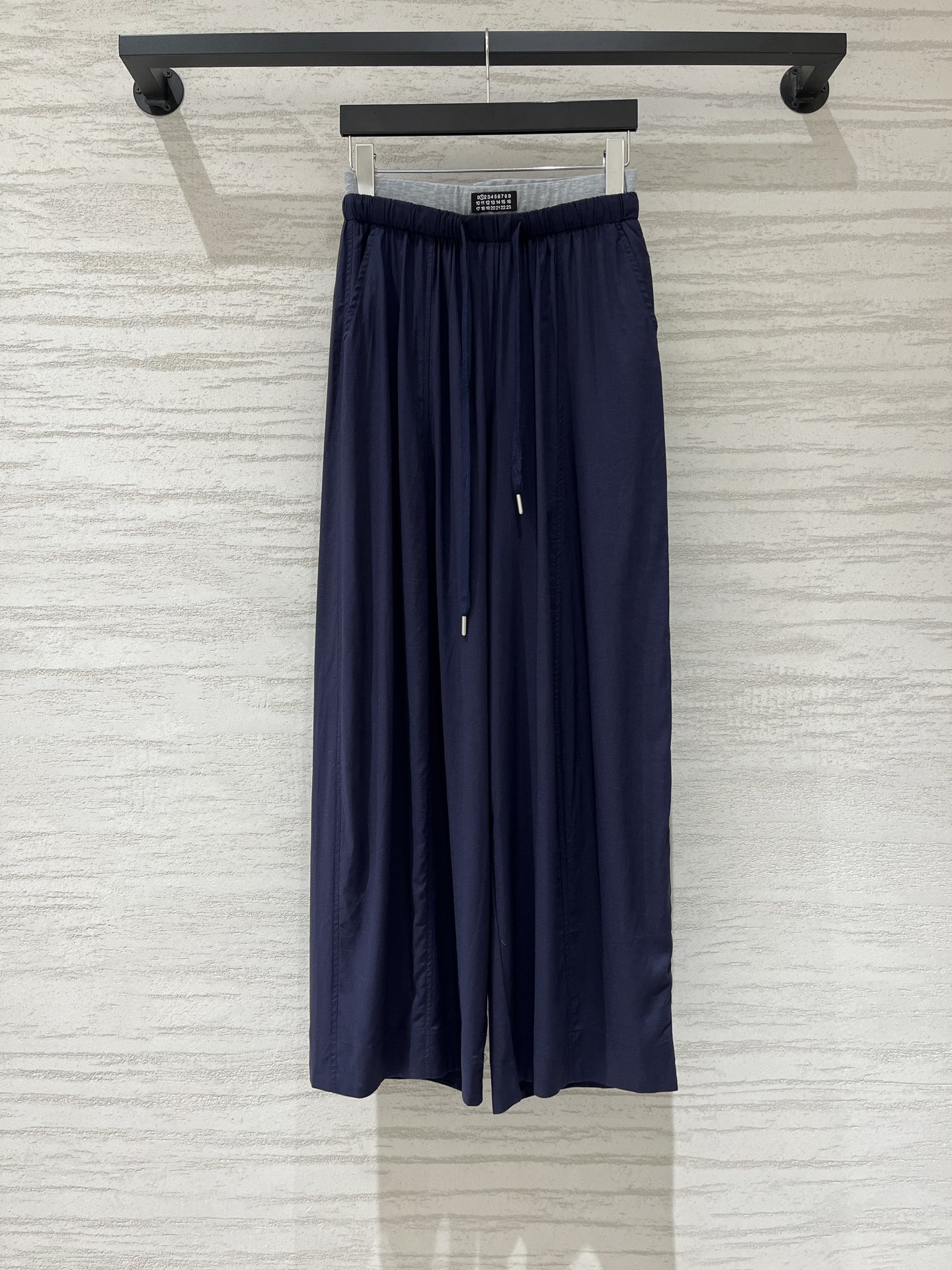 NO:929459,MM6 Summer wide-leg trousers with spliced ​​waist and drape, these pants are really amazing!  !  The drape is great, and your legs will look longer instantly after putting it on. The contrast waist design is full of details. The drawstring elastic waist is comfortable and not tight. It is so refreshing to wear in summer and looks good with any top. Two-color SML, masion margiela,19860909MM6 夏日拼接腰头垂感阔腿长裤,这条裤子真的太绝了！！垂感巨好,穿上秒变大长腿,撞色腰头设计,细节感拉满,抽绳松紧腰,舒服又不勒,夏天穿太清爽了配什么上衣都好看 两色SML,,masion margiela,,Women's clothing