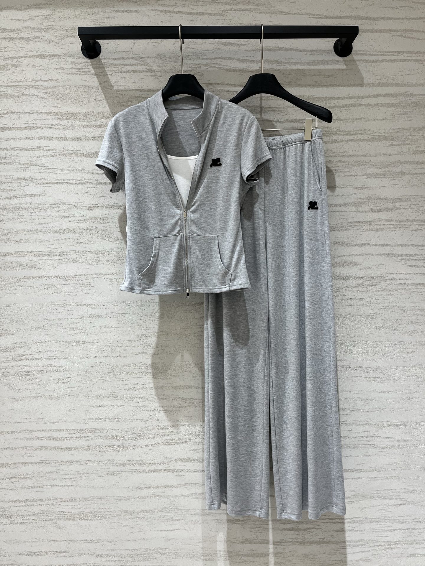NO:931369,Courreges Relaxing Ceiling Fake two-piece casual suit, fake two-piece two-way zipper lapel short sleeves + drapey wide-leg pants, low-key embroidered small logo, slimming but still concealing body, daily wear is lazy and high-end, no worries when going out in one set ~ the looseness is immediately full, can be worn for commuting and walking. Gray SML,, T-shirt,19860909Courreges 松弛感天花板 假两件休闲套装,假两件双向拉链翻领短袖+垂感阔腿裤,低调刺绣小标Logo,显瘦藏肉两不误,日常穿慵懒又高级,一套出门零烦恼~松弛感直接拉满,通勤遛弯都能穿 灰色SML,,T-shirt,,Women's clothing