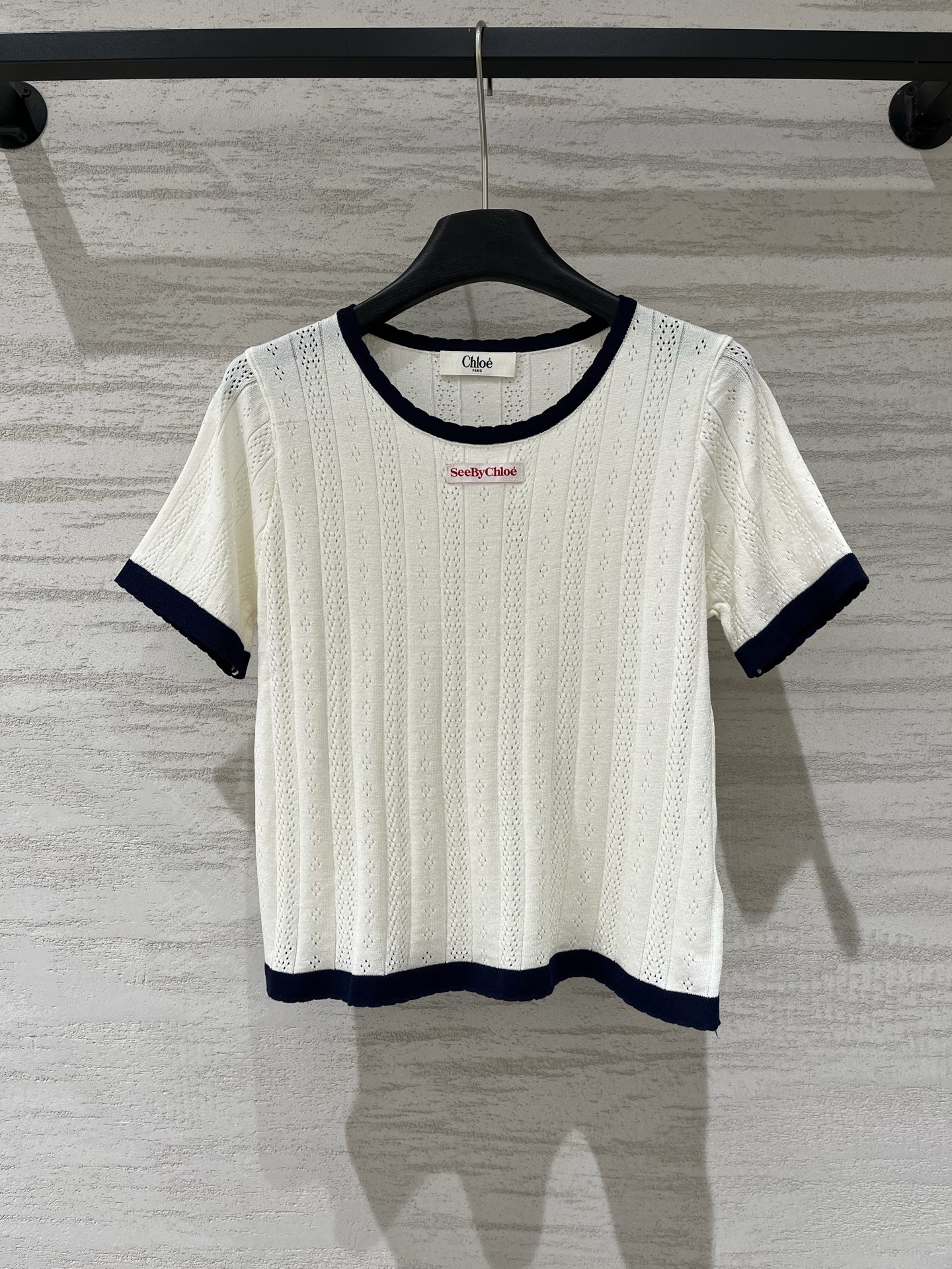 NO:931358,Chloé 26 new summer style hollow contrast knitted short sleeves, round neck straight knitted T-shirt, short version, navy blue contrast edging, all-over vertical strips + diamond hollow jacquard, with breathable texture, full French retro feel Size SM, chloe, T-shirt, tees, t-shirt,19860909Chloé 26夏季新款 镂空撞色针织短袖,圆领直筒针织T恤,短款版型,藏青撞色包边,通体竖条+菱格镂空提花,自带透气肌理感,法式复古感十足 码数SM,,chloe,T-shirt,tees，t-shirt,,Women's clothing