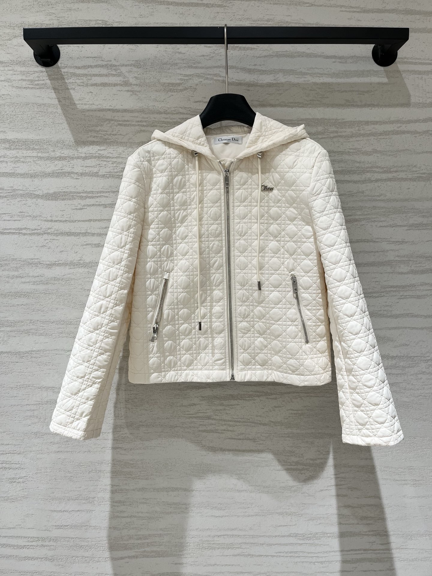 NO:931349,DIOR 26FALL quilted hooded jacket, classic diamond quilted fabric, lightweight and warm, zipper + drawstring design, practical and stylish, can be easily controlled for daily commuting and leisure, paired with simple inner wear or jeans, perfect fashion sense and texture!  It’s great for daily wear or light travel. It’s casual with a touch of formality. It looks great with jeans or casual pants!  Two-color SML,,dior,jeans,jackets & coats,hats,19860909DIOR 26FALL 绗缝连帽夹克,经典菱格绗缝面料,轻便又保暖,拉链+抽绳设计,实用又有型,日常通勤、休闲都能轻松驾驭,搭配简约内搭或牛仔裤,时髦感满分质感满分！日常穿搭或轻便出行都很OK,随性中带点正式感,搭配牛仔裤或休闲裤都超有范儿！两色SML,,dior,jeans,jackets & coats,hats,,Women's clothing