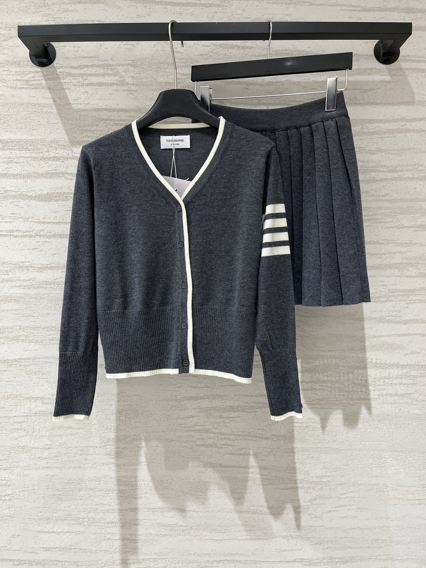 NO:931324,TB 26 early autumn new style, two-piece college-style suit, classic three-stripes logo pattern decoration, upper body full of high-end atmosphere, three-color SML,,19860909TB 26早秋新款 学院风两件套套装 经典三道杠Logo图案修饰点缀 上身高级氛围感十足 三色SML,,,Women's clothing