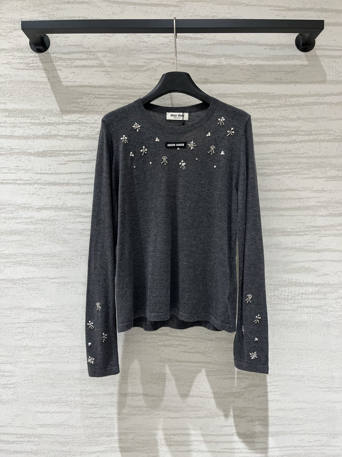 NO:931314,MIUMI* 26 early autumn new style, thin studded knitted bottoming shirt with long sleeves, heavy diamond logo logo decoration, strong sense of sophistication, three colors SML,,miumiu,19860909MIUMI* 26早秋新款 薄款钉钻针织打底衫长袖,重工钻饰Logo图案修饰点缀 精致感很强 三色SML,,miumiu,,Women's clothing