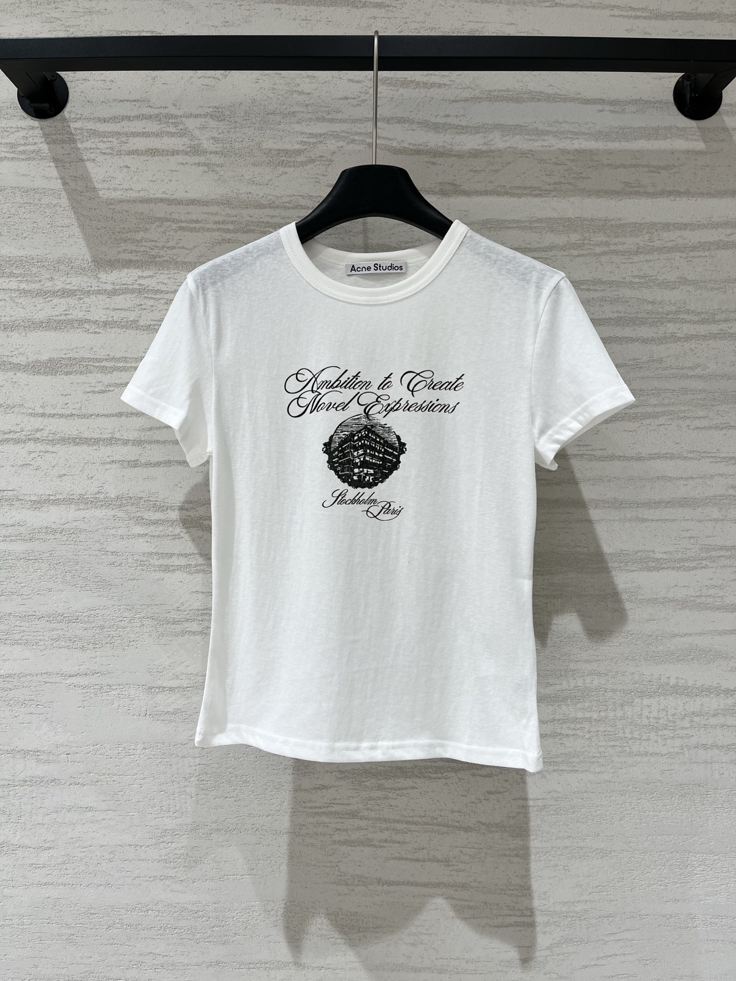 NO:931261,AcneStudios college-style logo printed round-neck short-sleeved T-shirt. The slim-fitting version with straight shoulders naturally outlines the waistline proportions. The neat silhouette makes you look slimmer and hides your body. It has a Korean style of gentleness that makes you look fuller!  Classic brand letter printing on the chest, low-key to release the brand texture, coexist with comfort and ease. Size SML, Acne studios, dior, T-shirt, tees, t-shirt,19860909AcneStudios 学院风徽标印花圆领短袖T恤,正肩修身版型自然勾勒腰线比例,利落版型显瘦藏肉,韩系温柔感直接拉满！胸前经典品牌字母印花,低调释放品牌质感,舒适度与自在感并存 码数SML,,acne studios,dior,T-shirt,tees，t-shirt,,Women's clothing