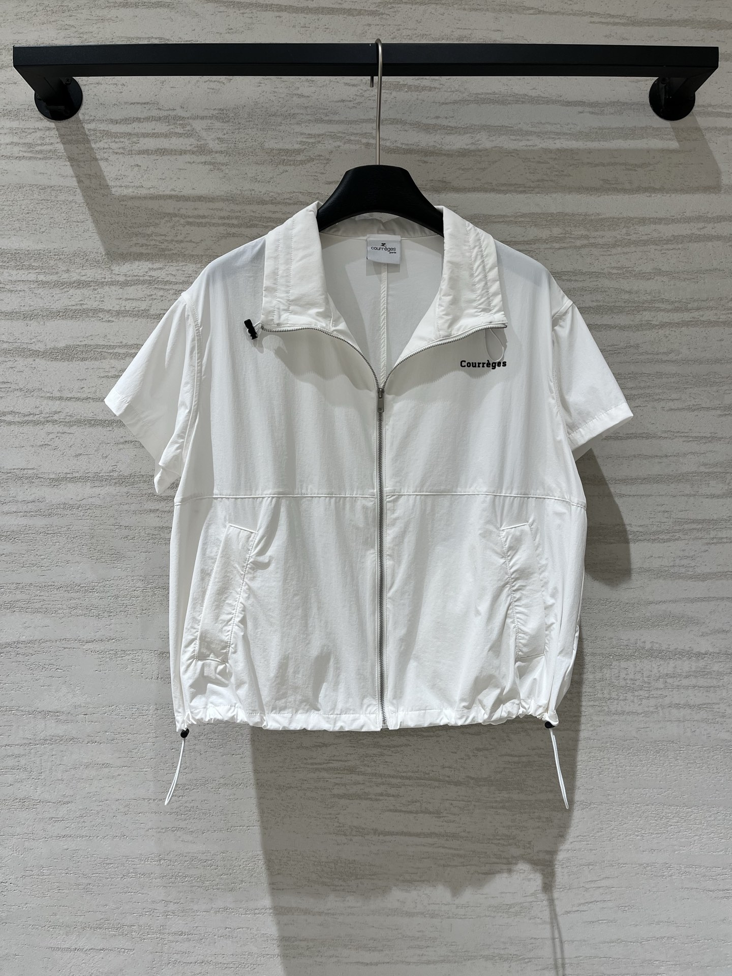 NO:931355,Courreges 26 new summer style short-sleeved sun-proof zipper shirt, American retro functional style, short design with super proportions, crisp nylon fabric, water-repellent and breathable, light and non-pressing upper body, stand-up collar + full zipper design, brand embroidered English logo on the left chest, adjustable hem drawstring, neat pocket routing, must pay attention to details, daily outings, sports style wear, high-waisted pants and sports skirts are very energetic  Two-color SM,,skirts,T-shirt,19860909Courreges 26夏季新款 短袖防晒拉链衬衣,美式复古机能风,短款设计超显比例,挺括尼龙面料,防泼水又透气,上身轻盈不压身,立领+全拉链设计,左胸带品牌刺绣英文Logo,下摆抽绳可调节,口袋的走线工整,细节控必入,日常出街、运动风穿搭,搭高腰裤、运动裙都很有活力感 两色SM,,skirts,T-shirt,,Women's clothing