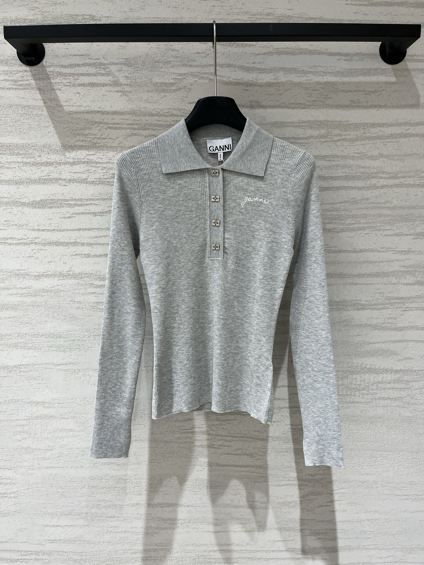 NO:931345,GANNI 26 new early autumn solid color thin versatile wool blended pullover, ultra-fine pit stretch fabric, slim upper body, two-color SML,,19860909GANNI 26早秋新款 纯色薄款百搭羊毛混纺套头衫,超细坑条弹力面料,上身修身显瘦 两色SML,,,Women's clothing