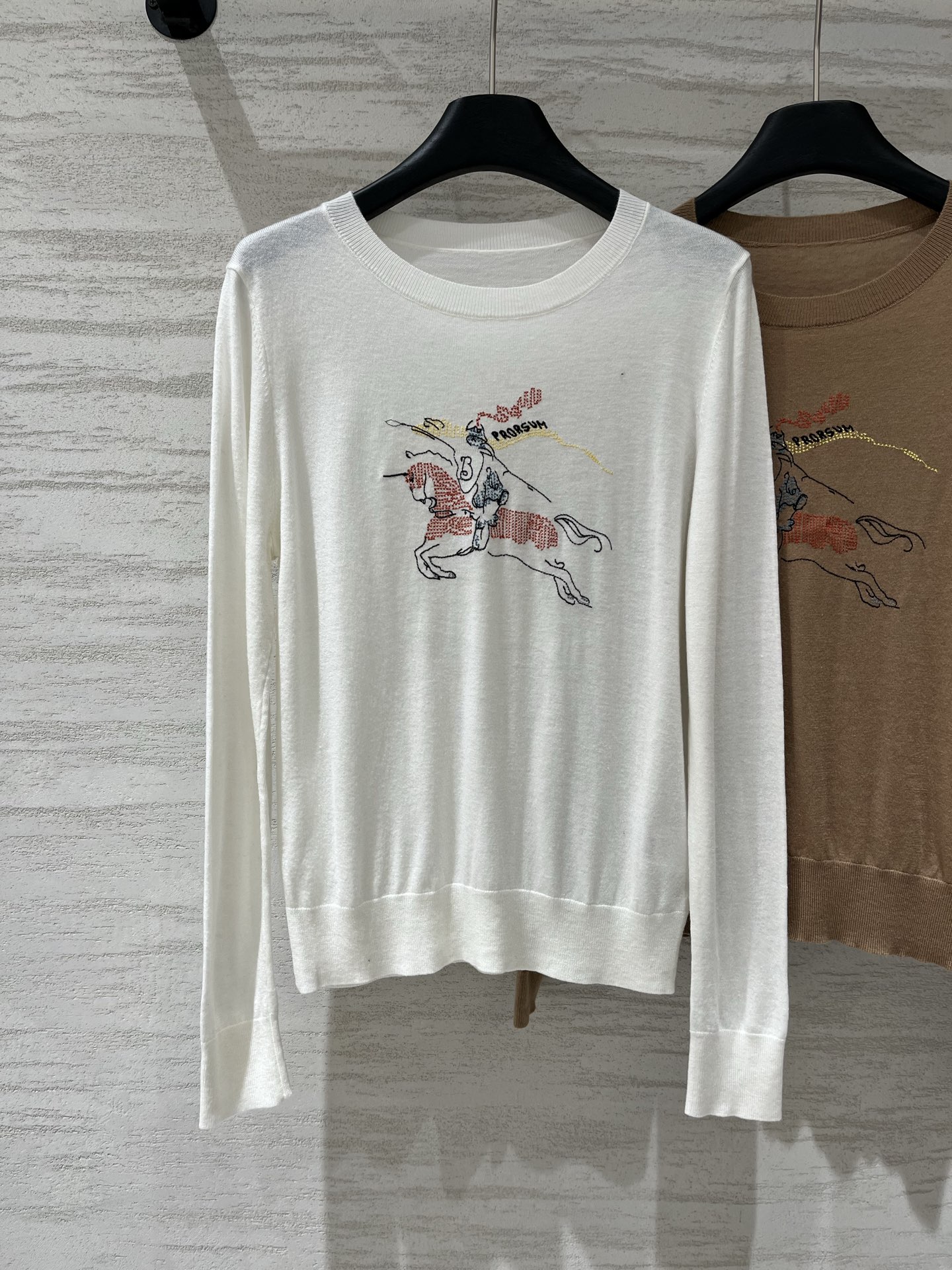 NO:932535,Burber*y's new embroidered pattern round neck long-sleeved style, logo pattern decoration on the upper body, full of high-end atmosphere, two-color SML,, burberry,19860909Burber*y 新款 刺绣图案圆领长袖款 logo图案修饰点缀 上身高级氛围感十足 两色SML,,burberry,,Women's clothing