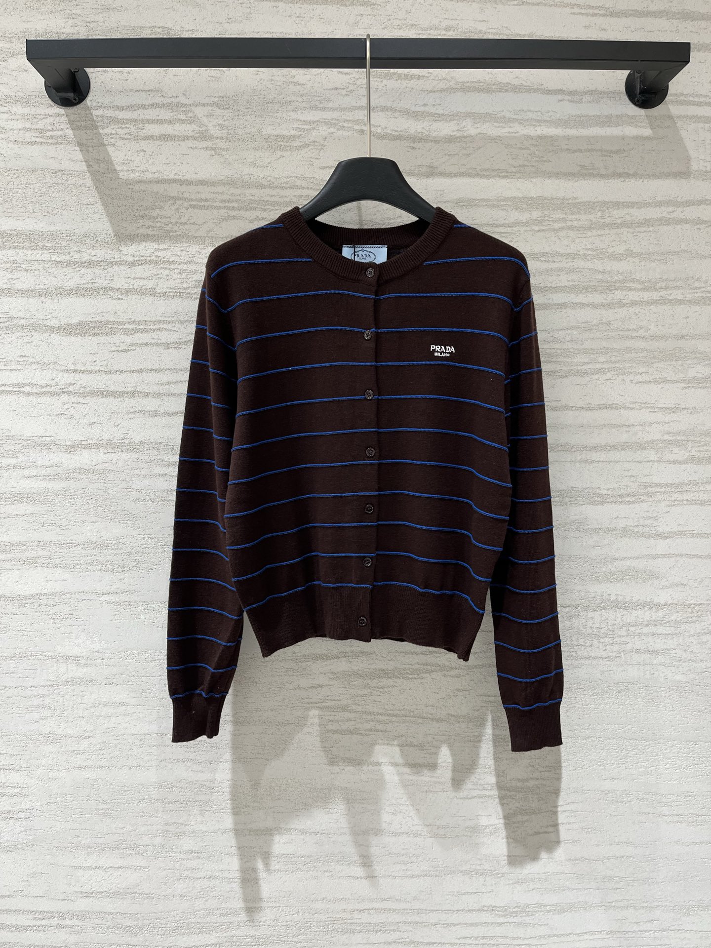 NO:932528,Prada's new striped patchwork cardigan, long-sleeved style, logo pattern decoration on the upper body, full of high-end atmosphere, two-color SML,, prada,19860909Prada 新款 条纹拼接开衫长袖款 logo图案修饰点缀 上身高级氛围感十足 两色SML,,prada,,Women's clothing