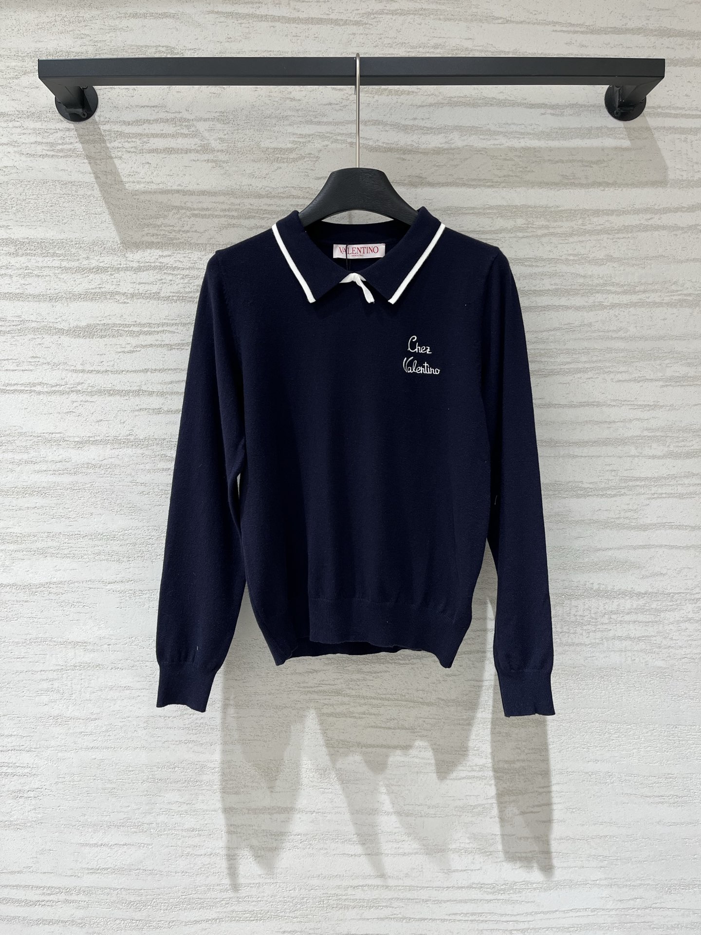 NO:932521,Valentino's new style, lapel bow, long sleeves, logo pattern embellishment, upper body with high-end atmosphere, size SML,,valentino,19860909Valentino 新款 翻领蝴蝶结长袖款 logo图案修饰点缀 上身高级氛围感 码数SML,,valentino,,Women's clothing