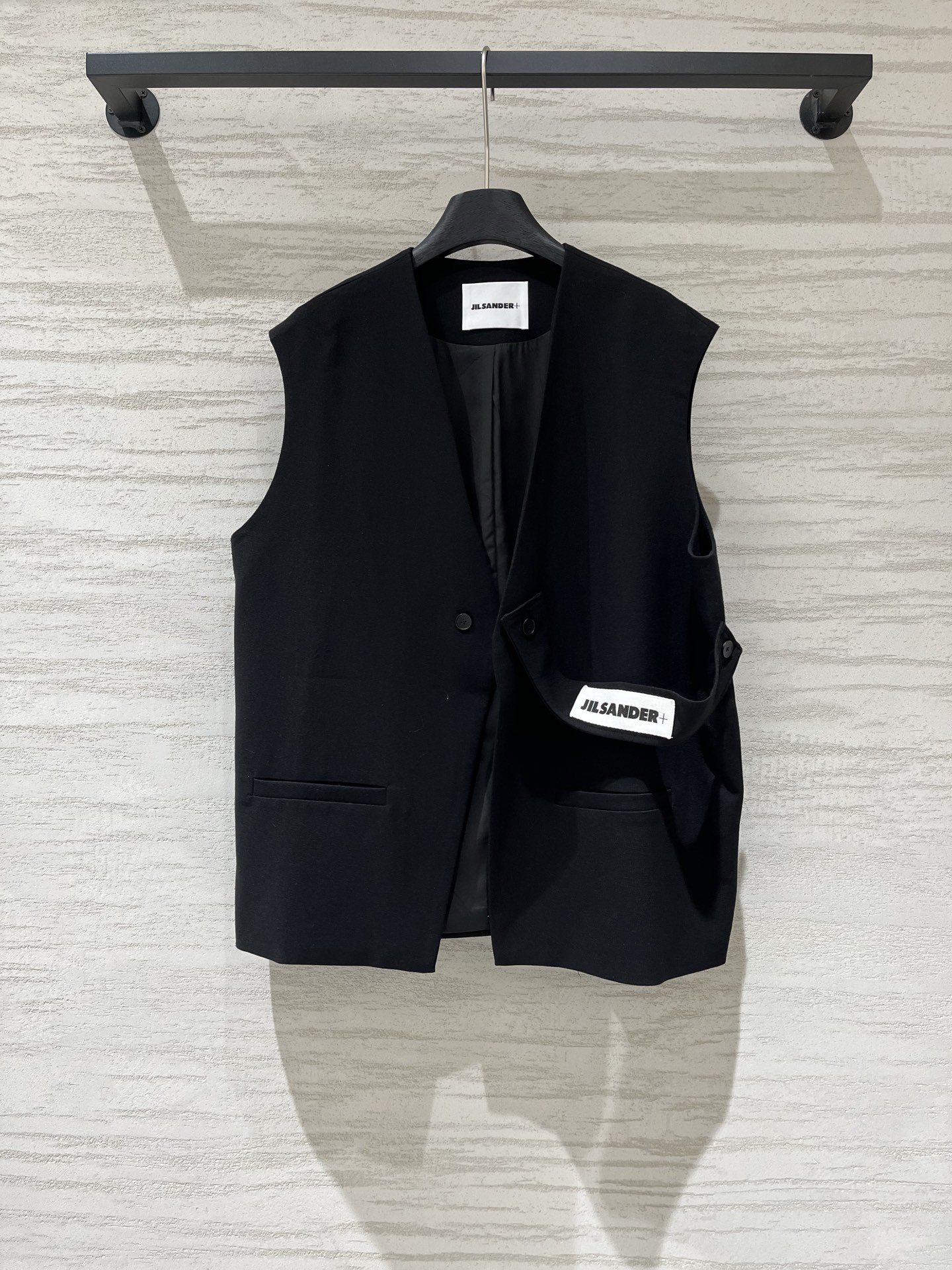 NO:932505,JILSANDER 26 new spring and summer style loose sleeveless suit vest, classic V-neck design, neat and crisp overall silhouette, pure black worsted woven fabric, smooth and delicate surface, with matte texture, good drape and stiffness, asymmetric buckle, white JILSANDER+ brand logo, minimalist style Size SML,, jil sander, business suit,19860909JILSANDER 26春夏新款 宽松无袖西装马甲,经典V领设计,整体廓形利落挺括,纯黑色精纺梭织面料,表面平滑细腻,带有哑光质感,垂坠感与挺括度俱佳,不对称扣带,有白色 JILSANDER+ 品牌标识,极简主义风格 码数SML,,jil sander,business suit,,Women's clothing